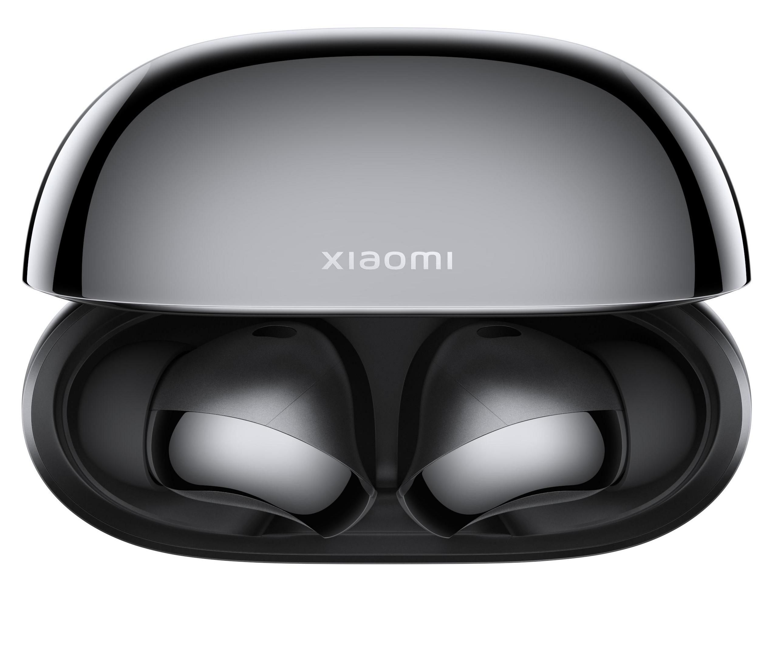 Schwarze und silberne Xiaomi-Ohrhörer in einem Ladecase. Das Case ist geöffnet. Weißer Hintergrund.