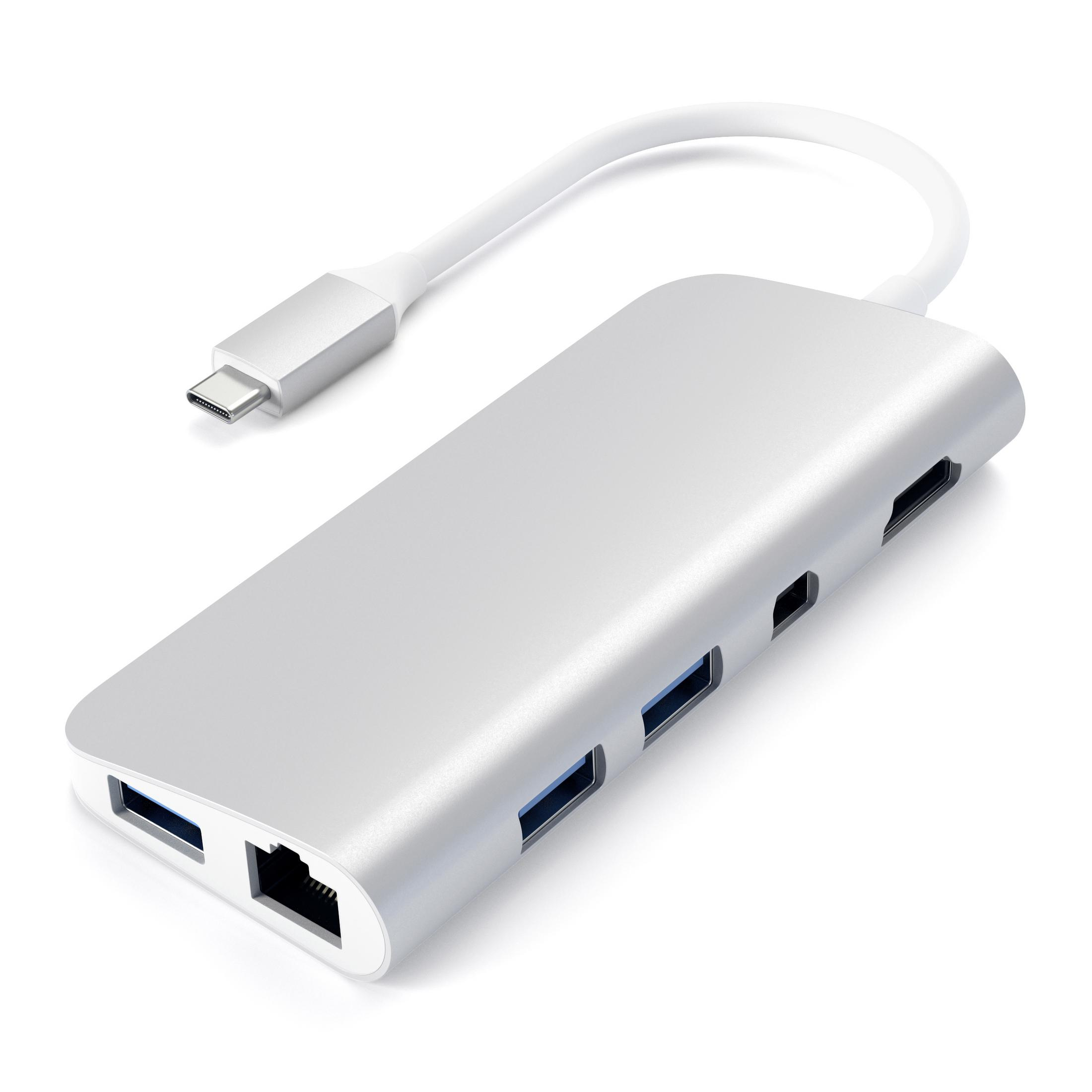 Silberner USB-C-Hub mit mehreren Anschlüssen. Es hat ein weißes Kabel und ist auf weißem Hintergrund.