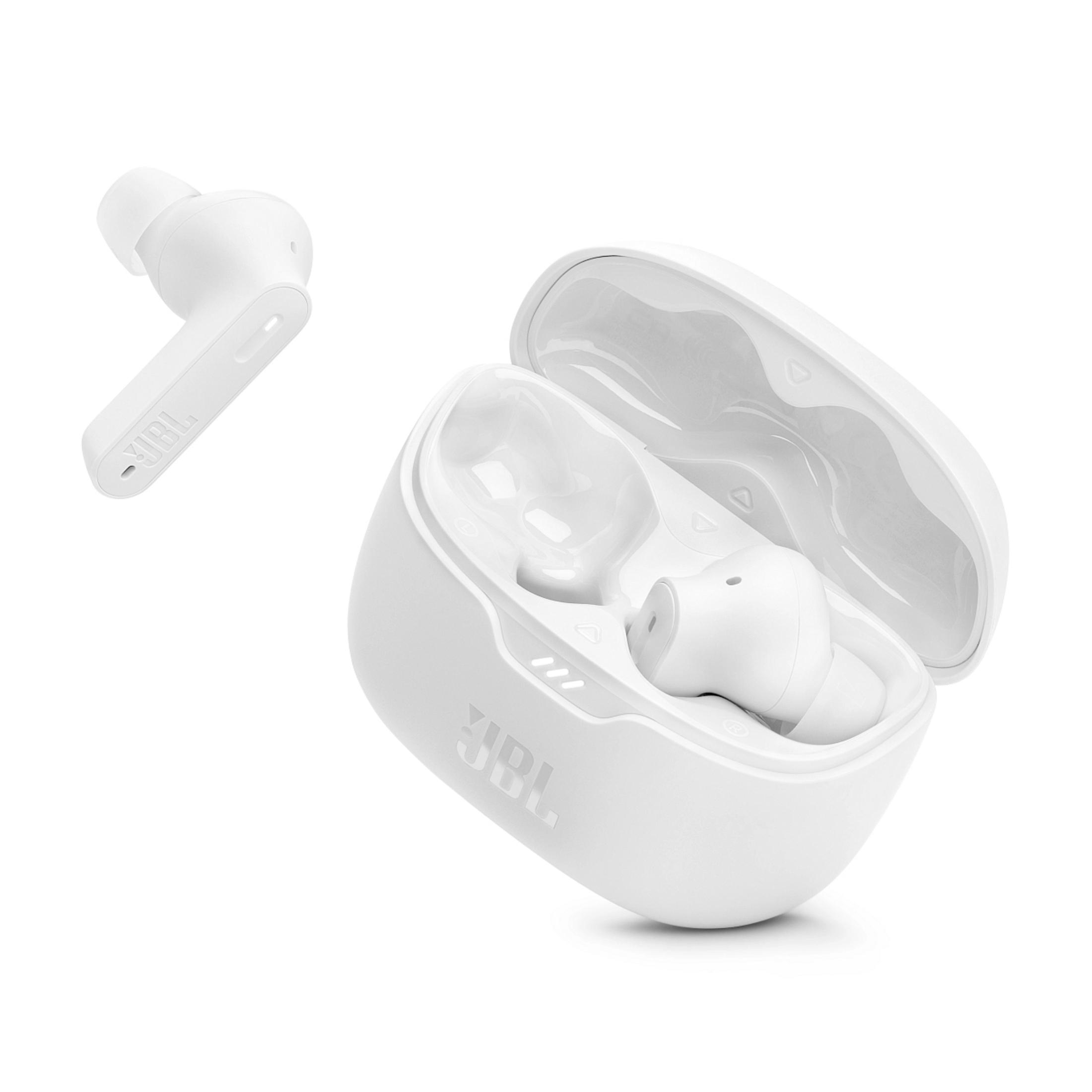 Auriculares blancos y estuche de carga, un auricular está afuera. El logotipo de JBL es visible.