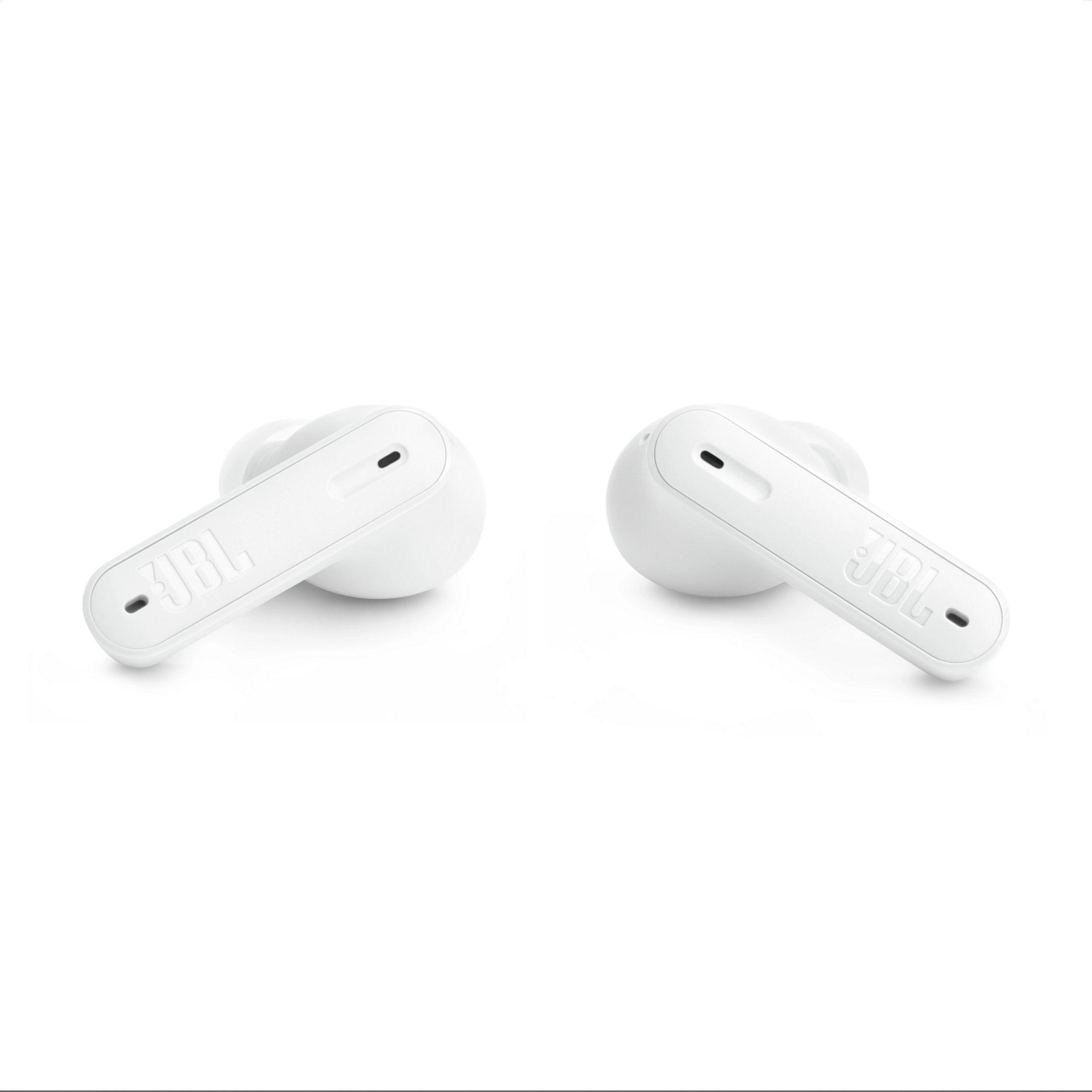 Dos auriculares JBL blancos sobre una superficie blanca. Fondo blanco.