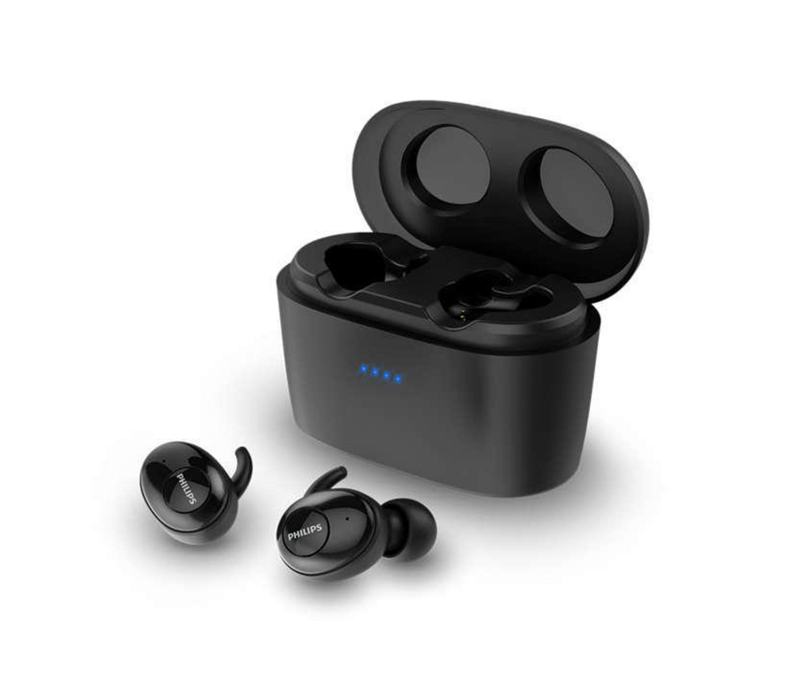 Czarne bezprzewodowe słuchawki douszne i etui ładujące na białym tle. Etui jest otwarte.