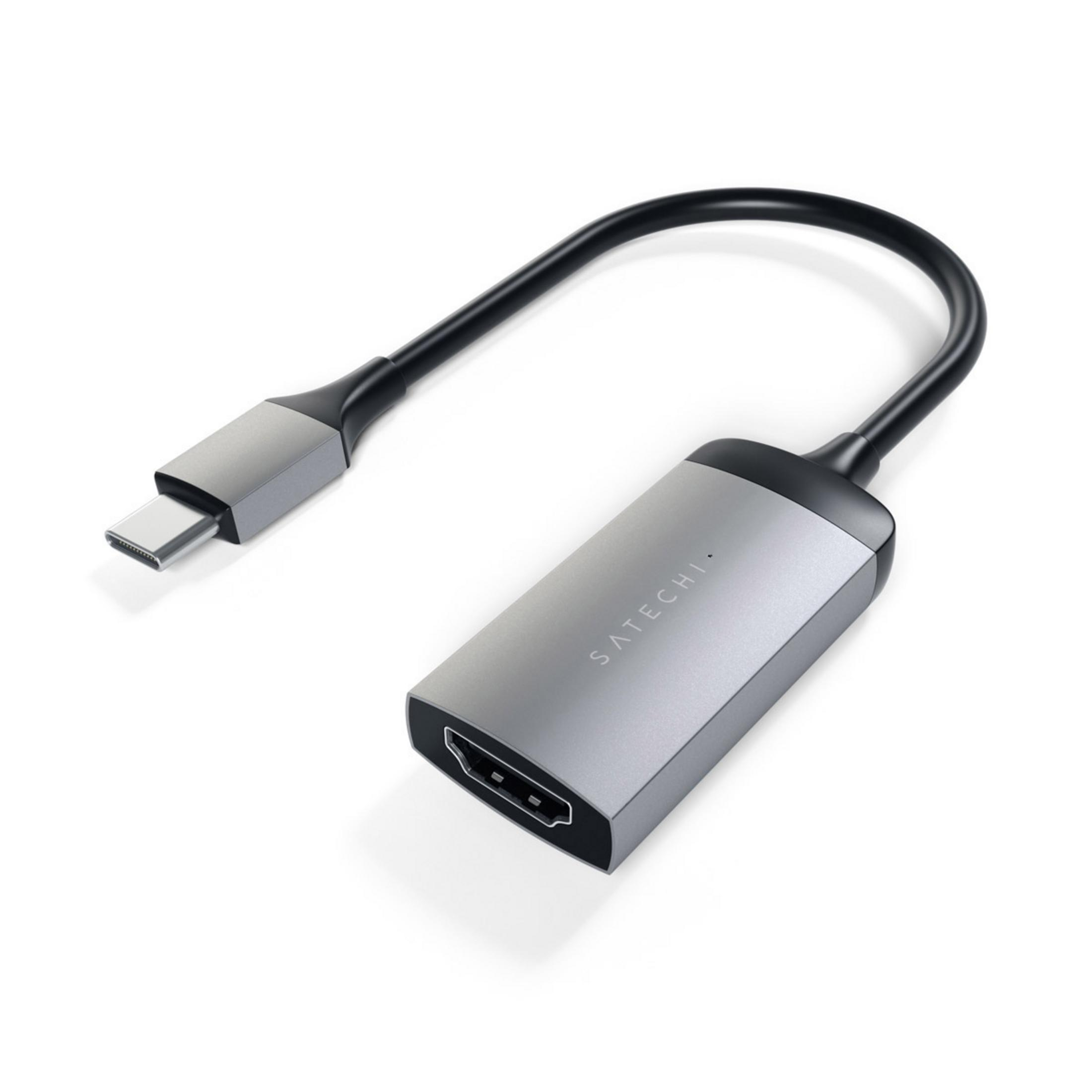 Silberner und schwarzer HDMI-Adapter. Ein Ende ist USB-C, das andere HDMI. Der Markenname Satechi ist sichtbar.
