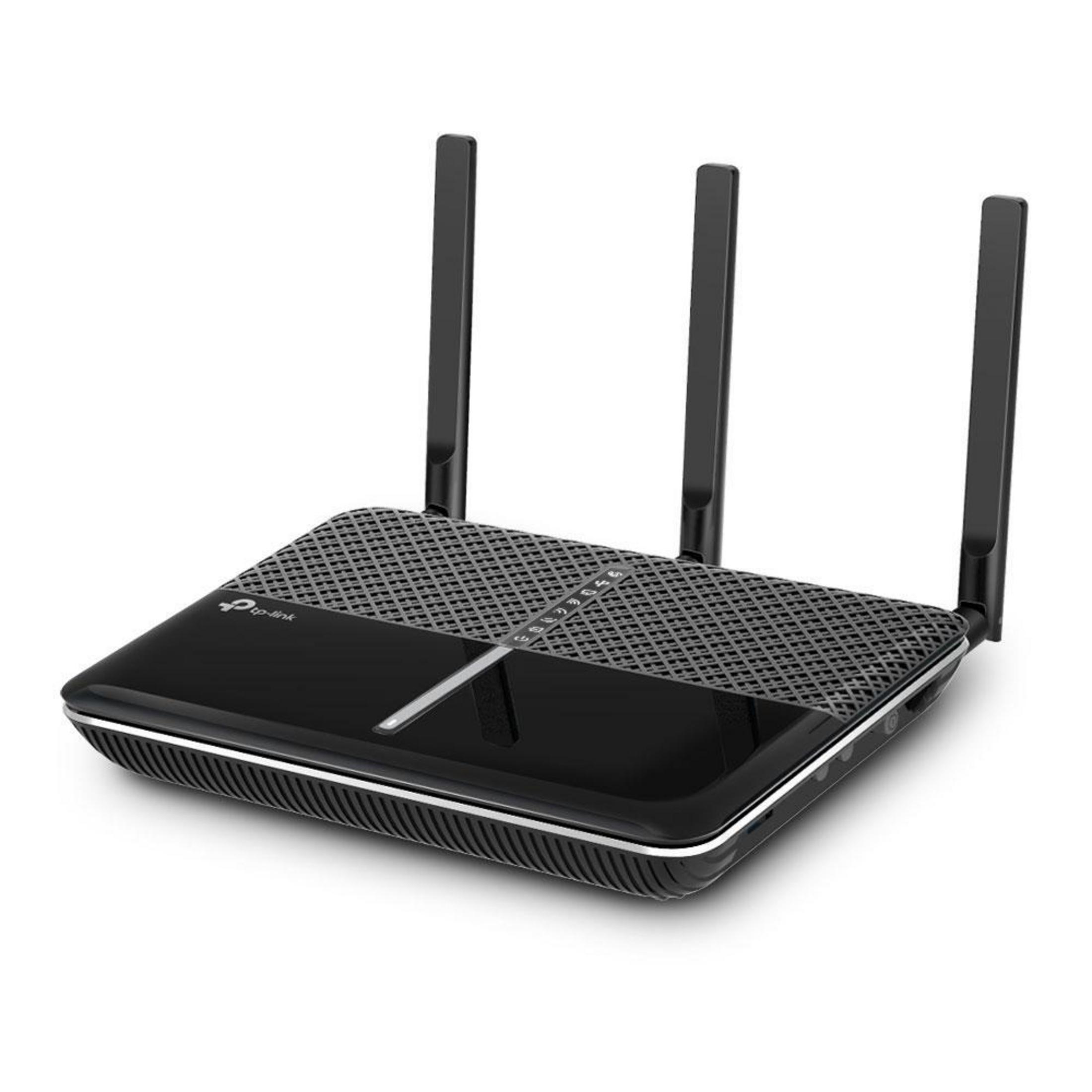 Router nero con tre antenne. È su una superficie bianca.