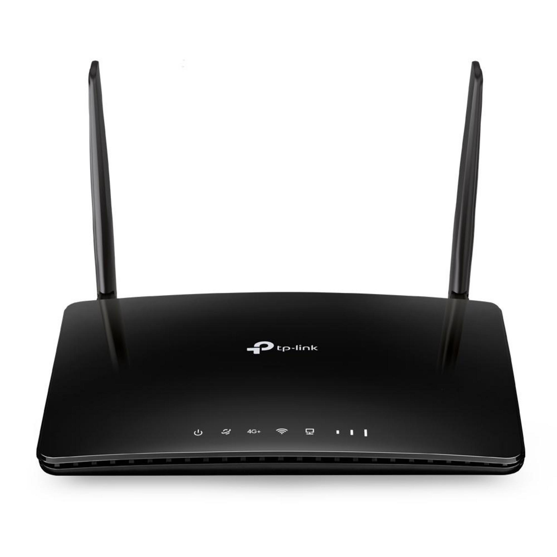 Zwarte TP-Link router met twee antennes, op een witte achtergrond.