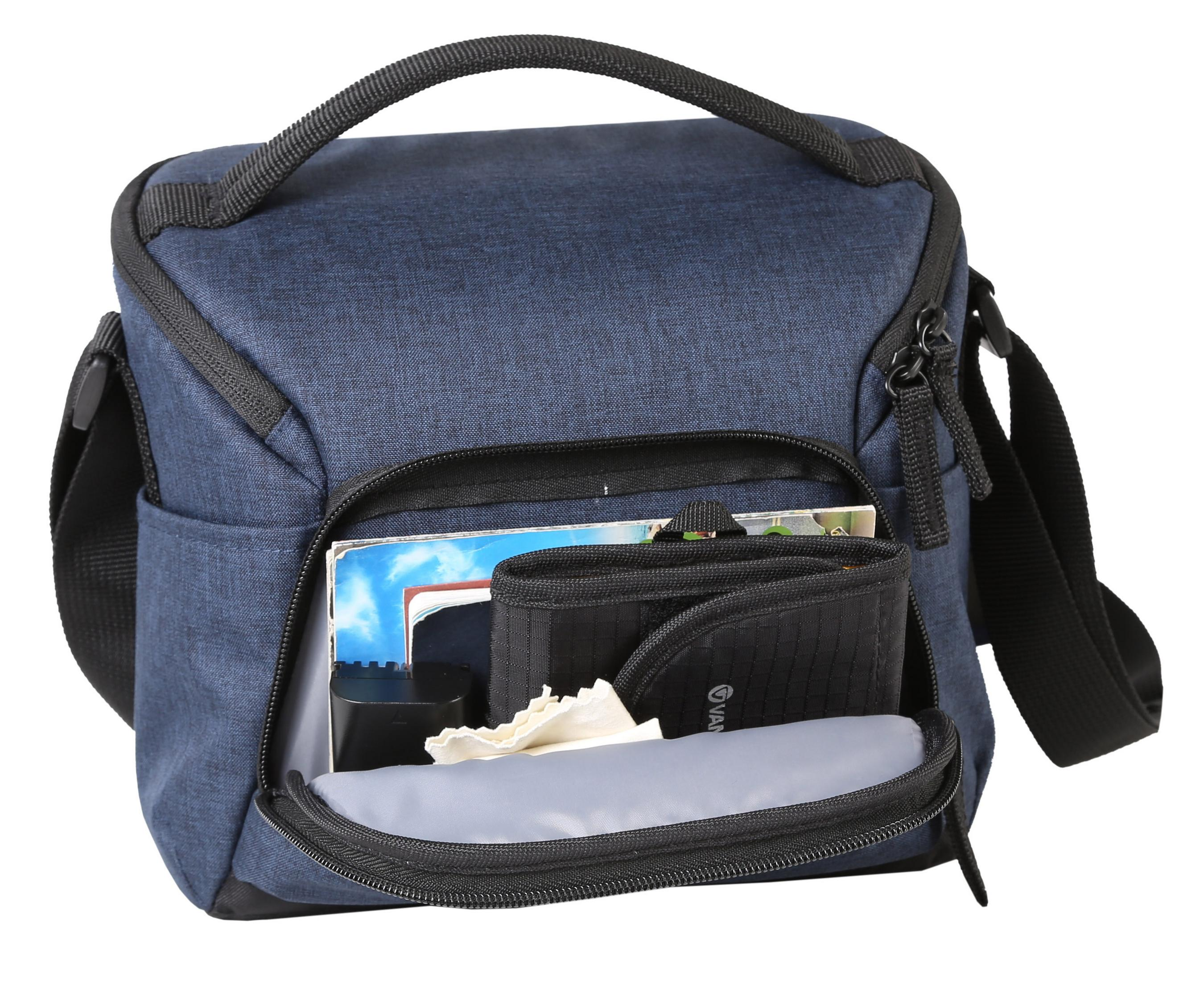 Bolsa de cámara azul, abierta con contenido visible: cámara, lente y accesorios.