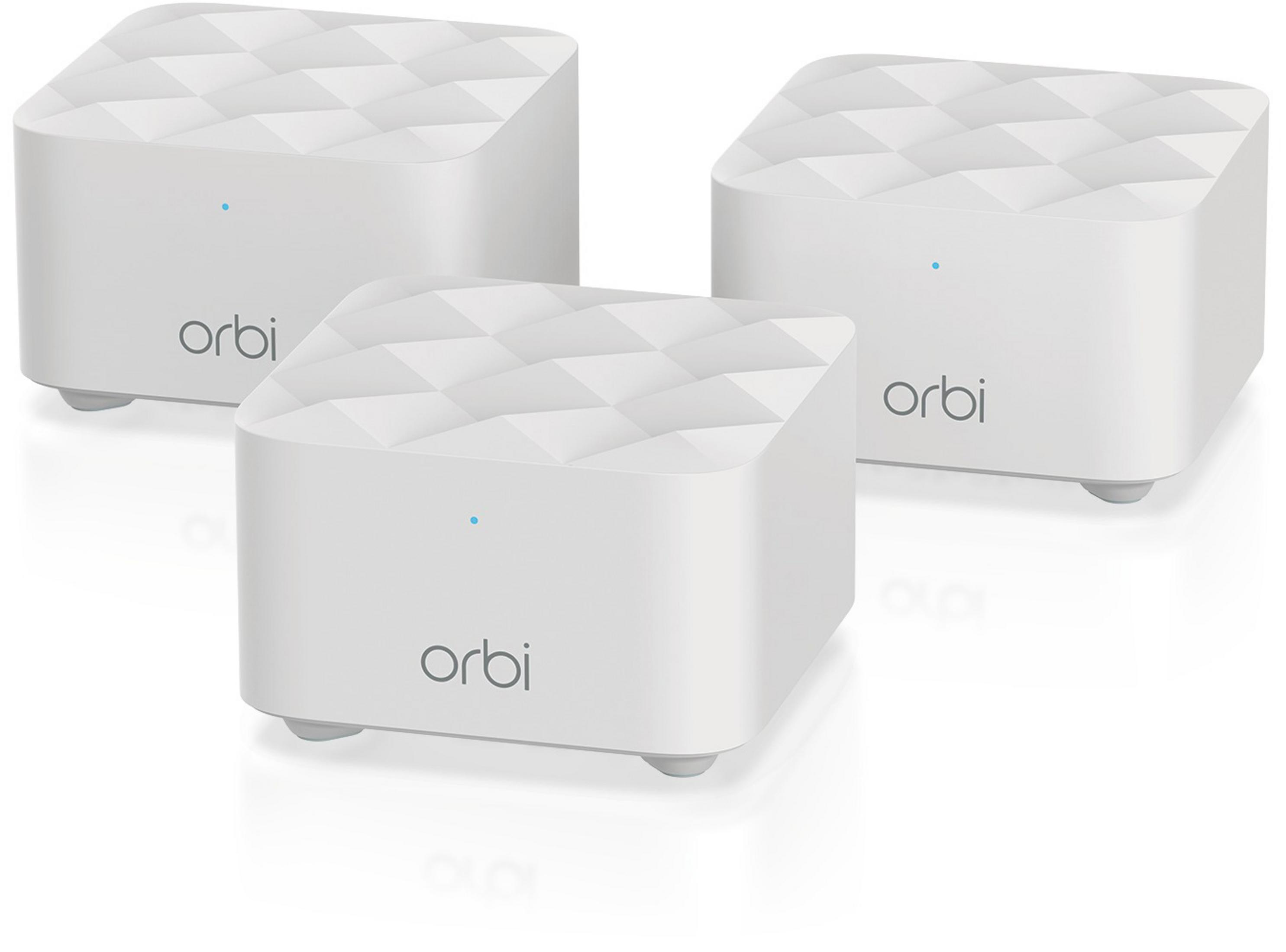 Drei weiße Orbi-Router. Sie haben eine quadratische Form mit einem Diamantmuster oben und einem blauen Licht.