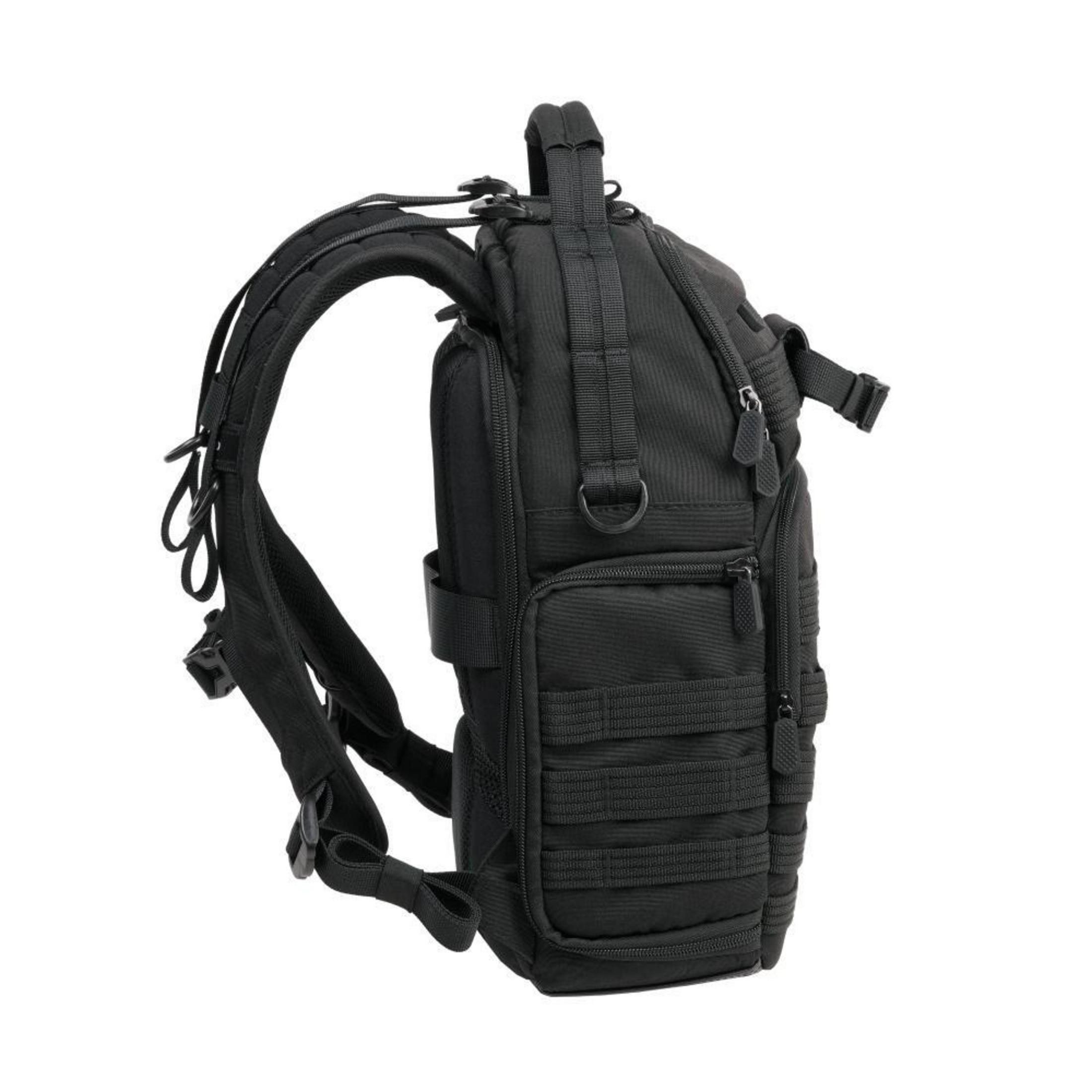 Schwarzer taktischer Rucksack mit mehreren Taschen und Gurten, Seitenansicht.