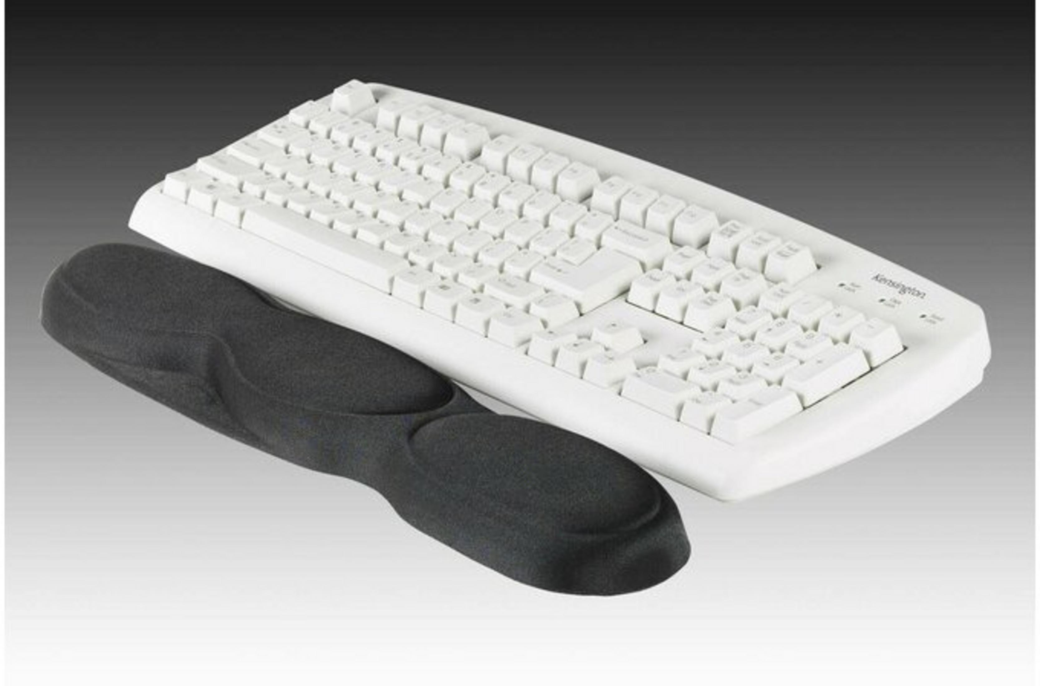 Eine weiße Tastatur mit einer schwarzen Handgelenkauflage.