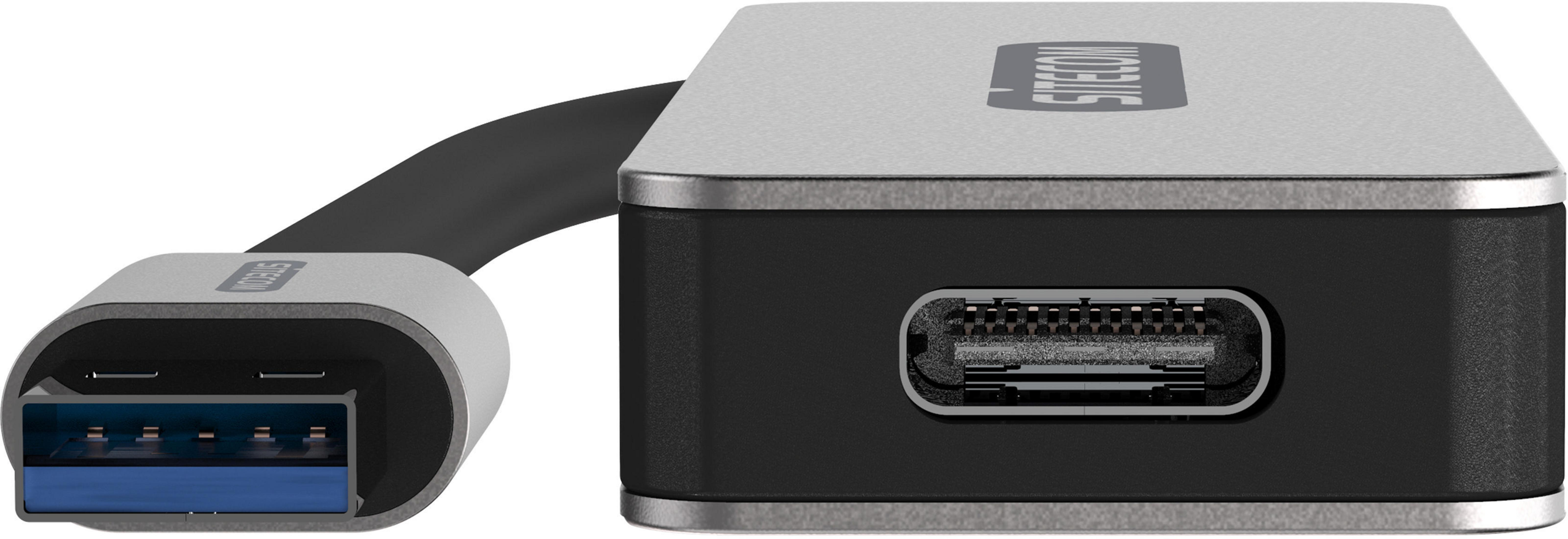 Silberner USB-Hub mit USB-A- und USB-C-Anschluss. Schwarzes Kabel. Weißer Hintergrund.