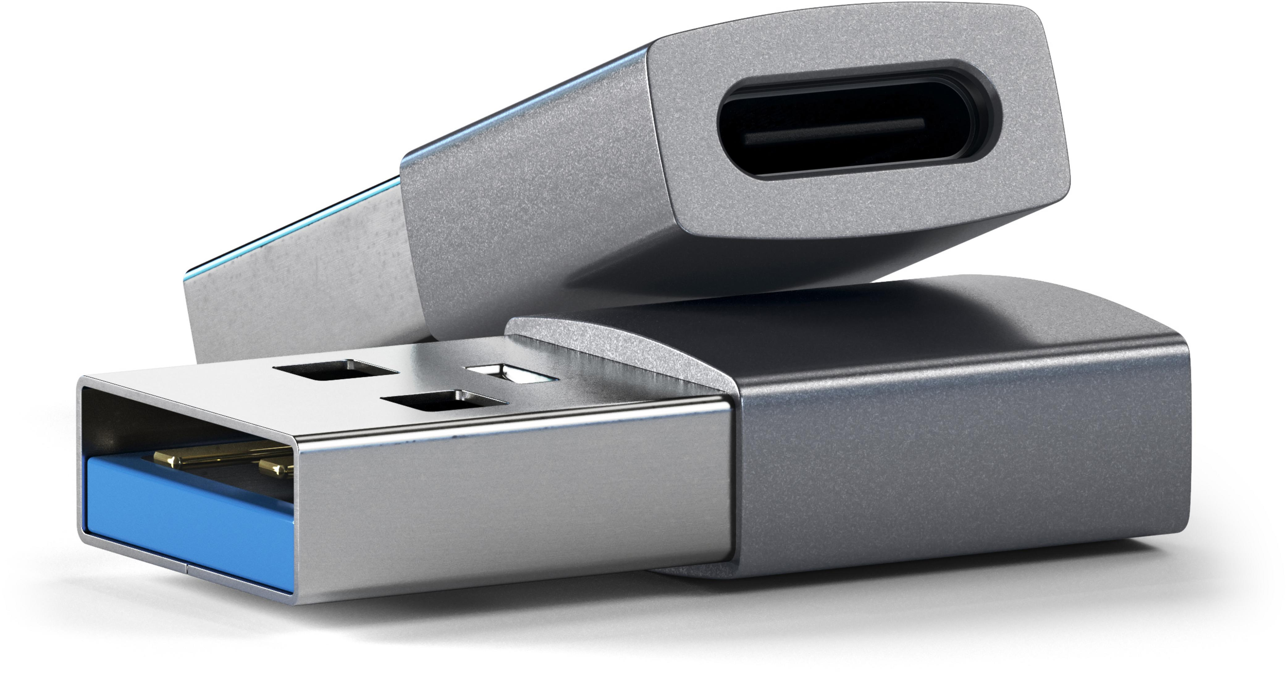 Dwa srebrne adaptery USB-C do USB-A ułożone jeden na drugim, białe tło, z niebieskim detalem.