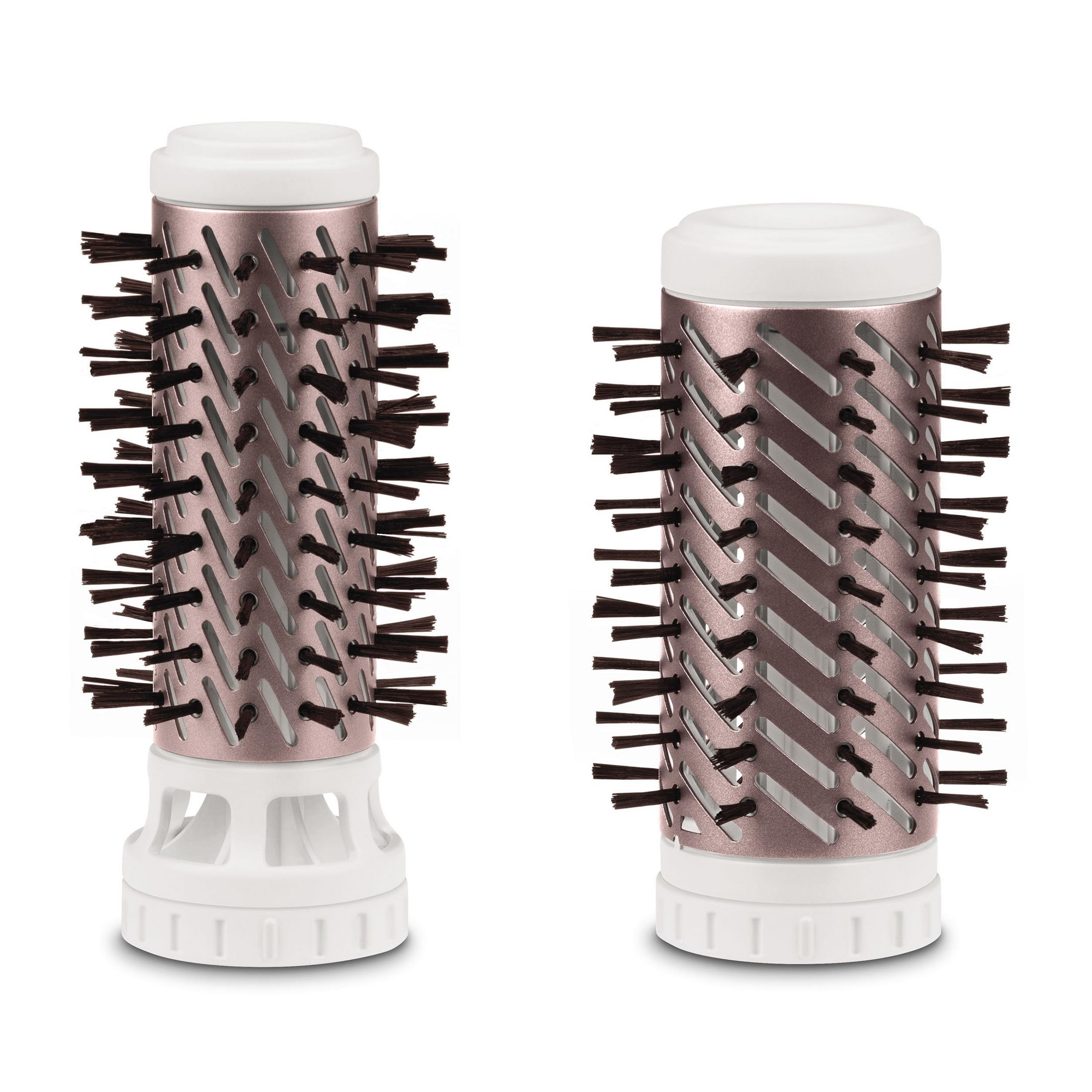 Dwie okrągłe szczotki do stylizacji włosów ze złotymi różowymi lufami i białymi podstawami, obok siebie na białym tle.