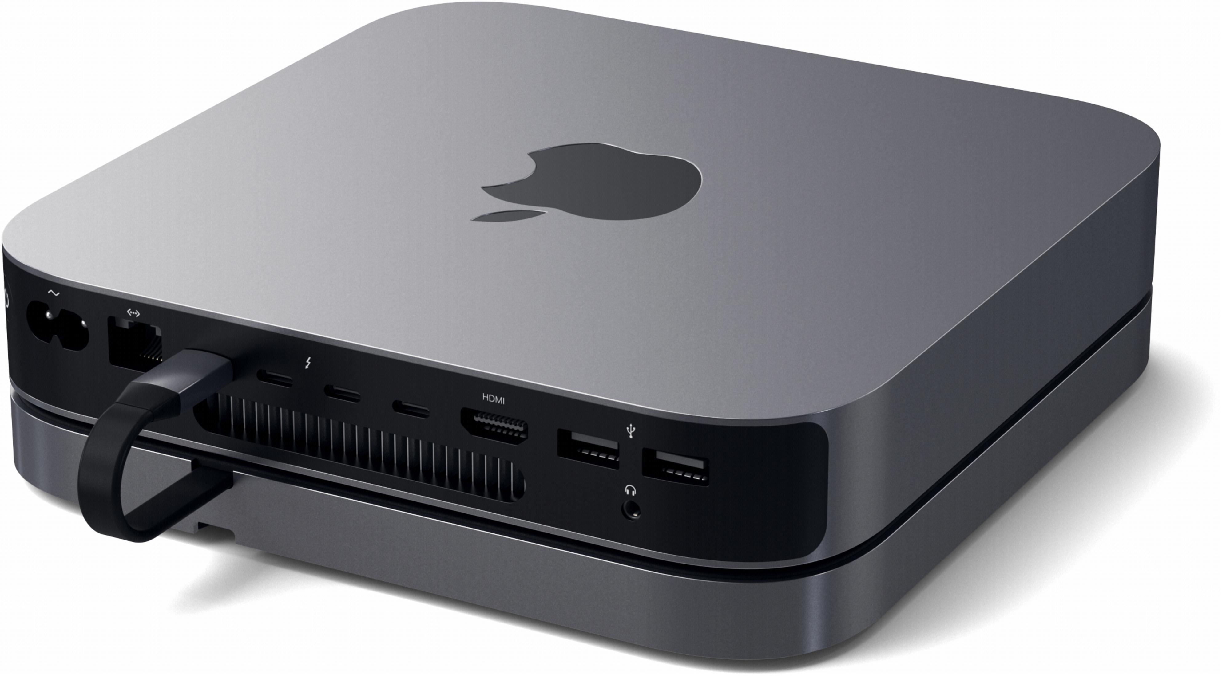 Silberner Mac Mini Computer mit Anschlüssen auf der Rückseite und einem schwarzen Netzkabel. Weißer Hintergrund.