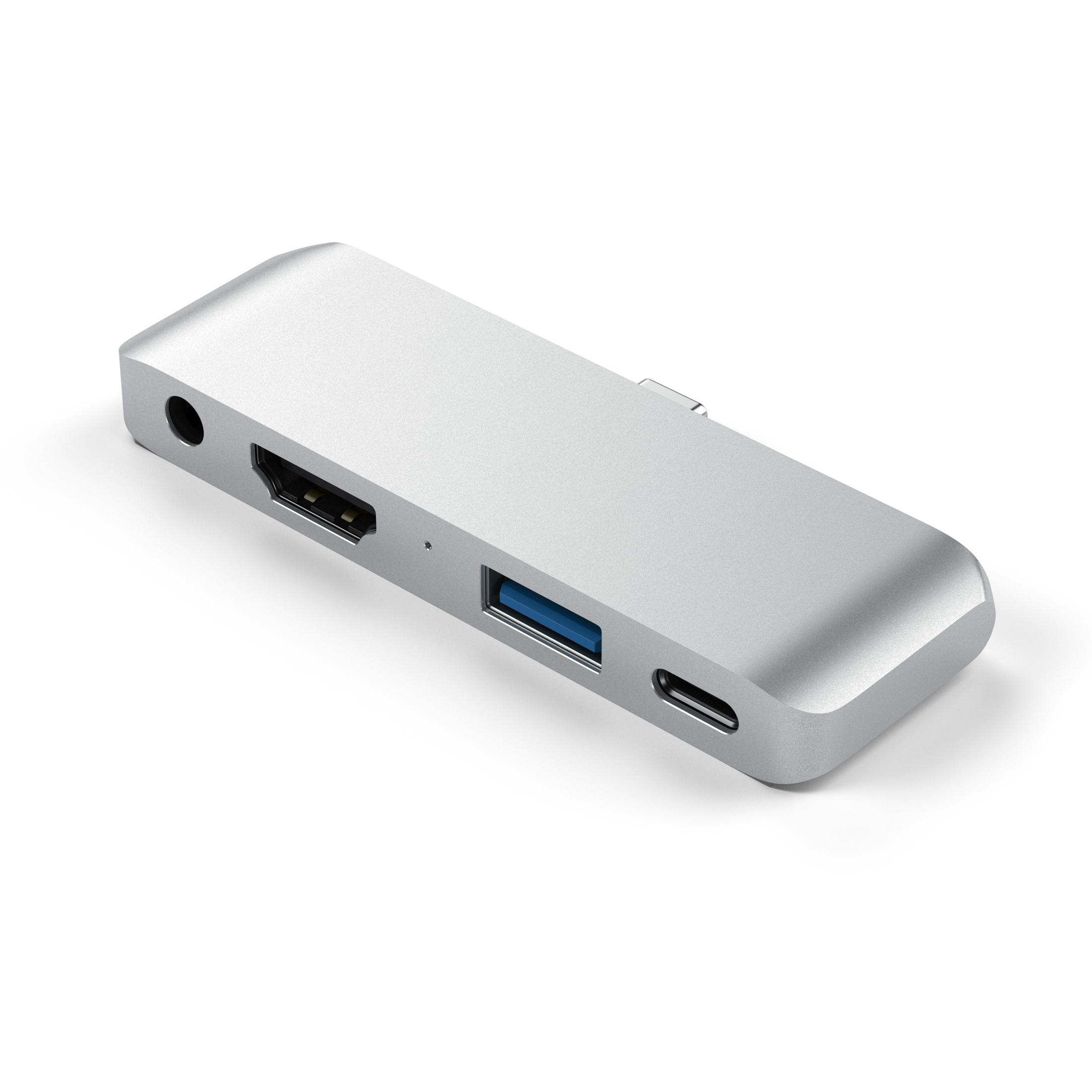 Silberner USB-Hub mit mehreren Anschlüssen auf weißem Hintergrund.