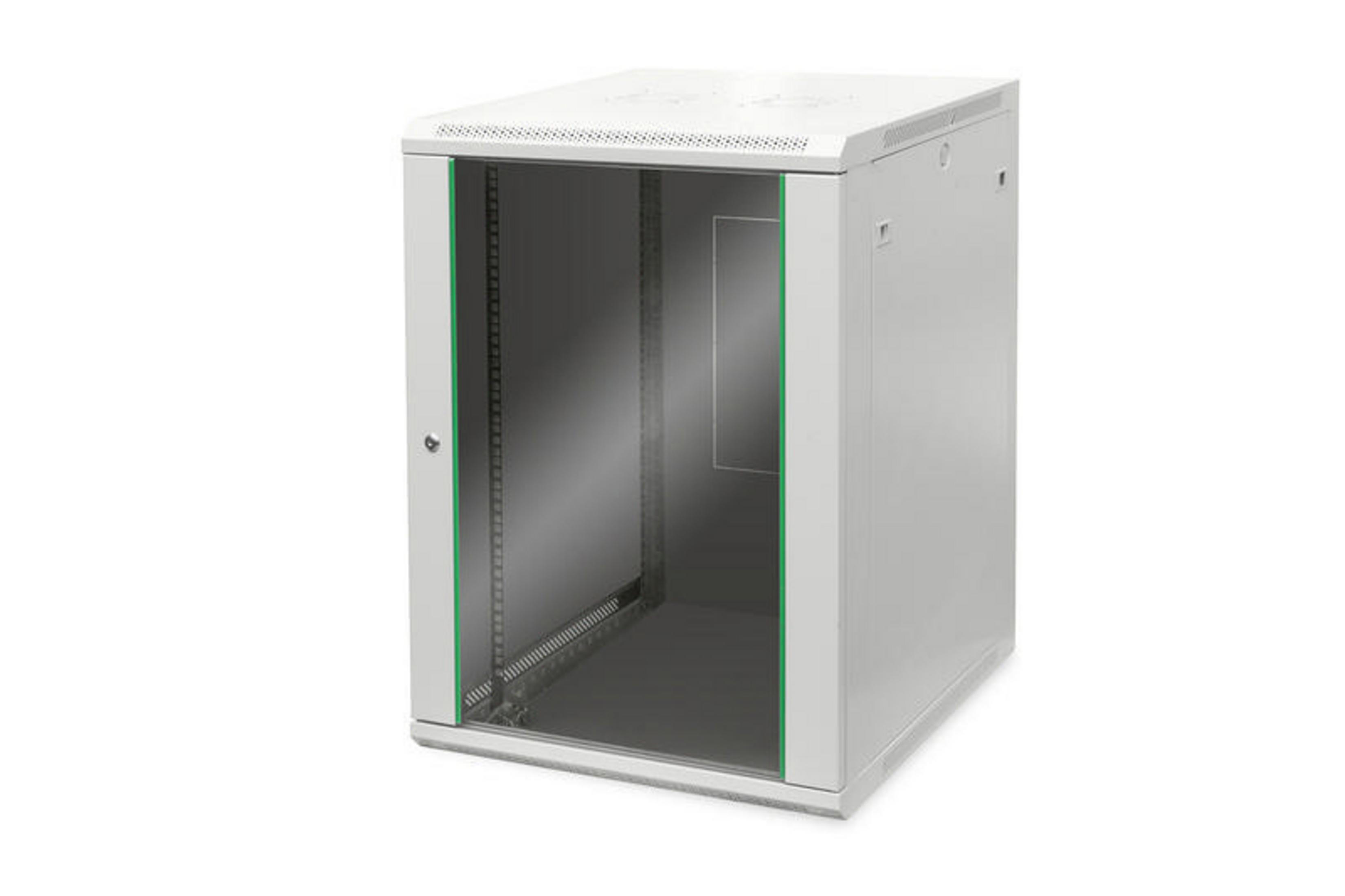 Ein weißer Server-Rack-Schrank mit transparenter Tür und grüner Umrandung, isoliert auf Weiß.