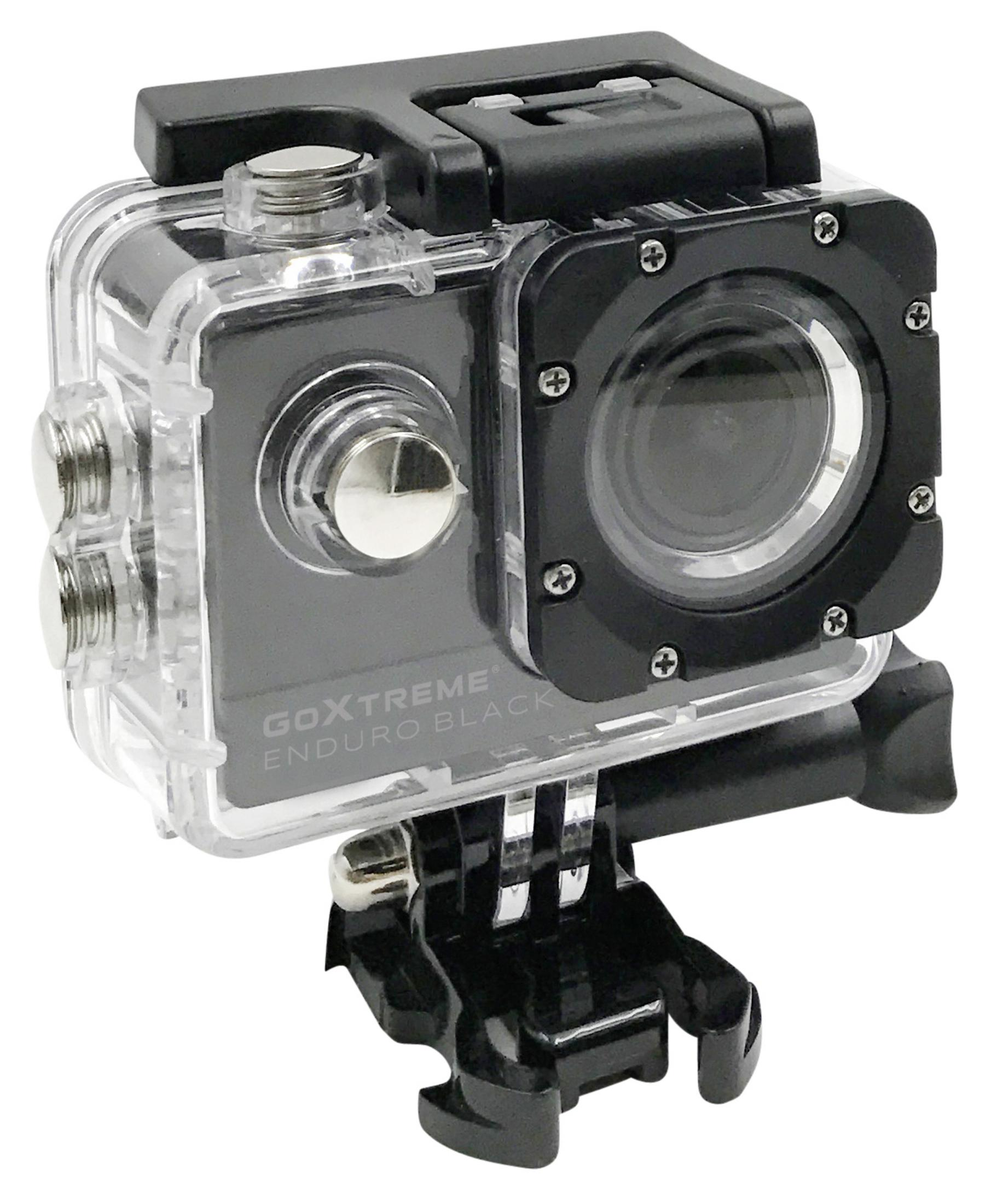 Czarna kamera sportowa z przezroczystą obudową. Zamontowana na uchwycie.