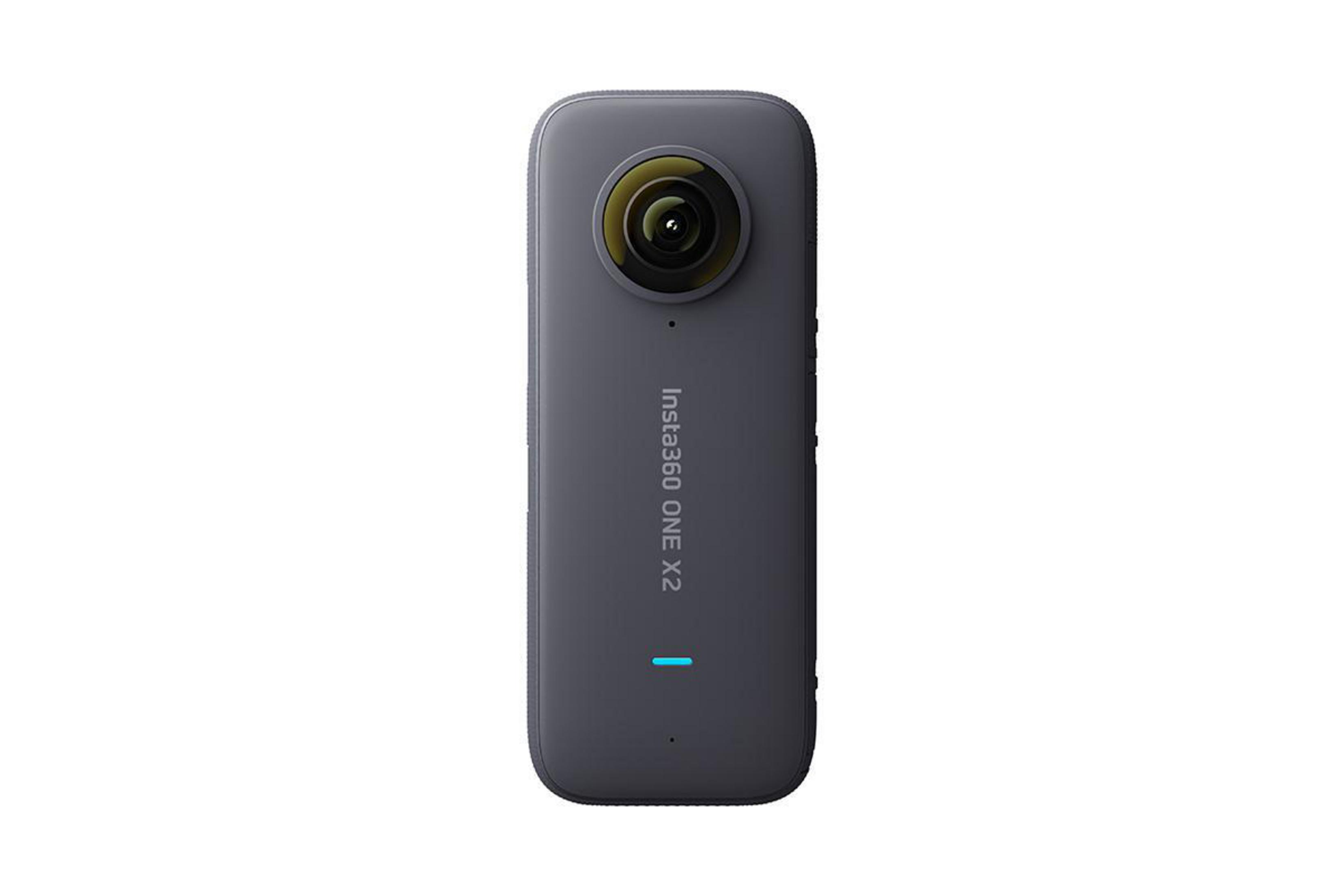Graue Insta360 ONE X2 Kamera auf weißem Hintergrund, mit blauem Licht sichtbar.