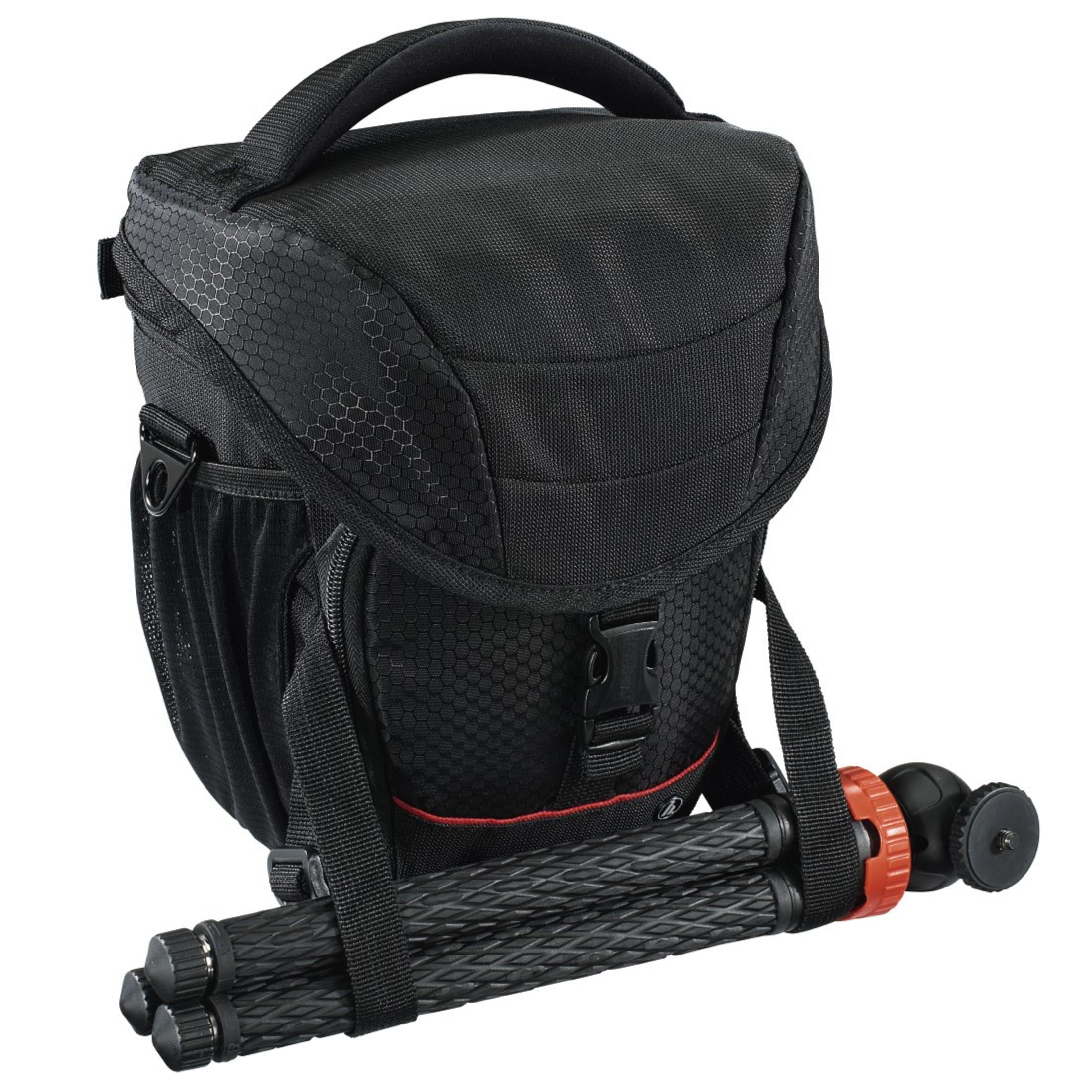 Schwarze Kameratasche mit Stativ befestigt. Die Tasche hat einen Griff und Taschen.