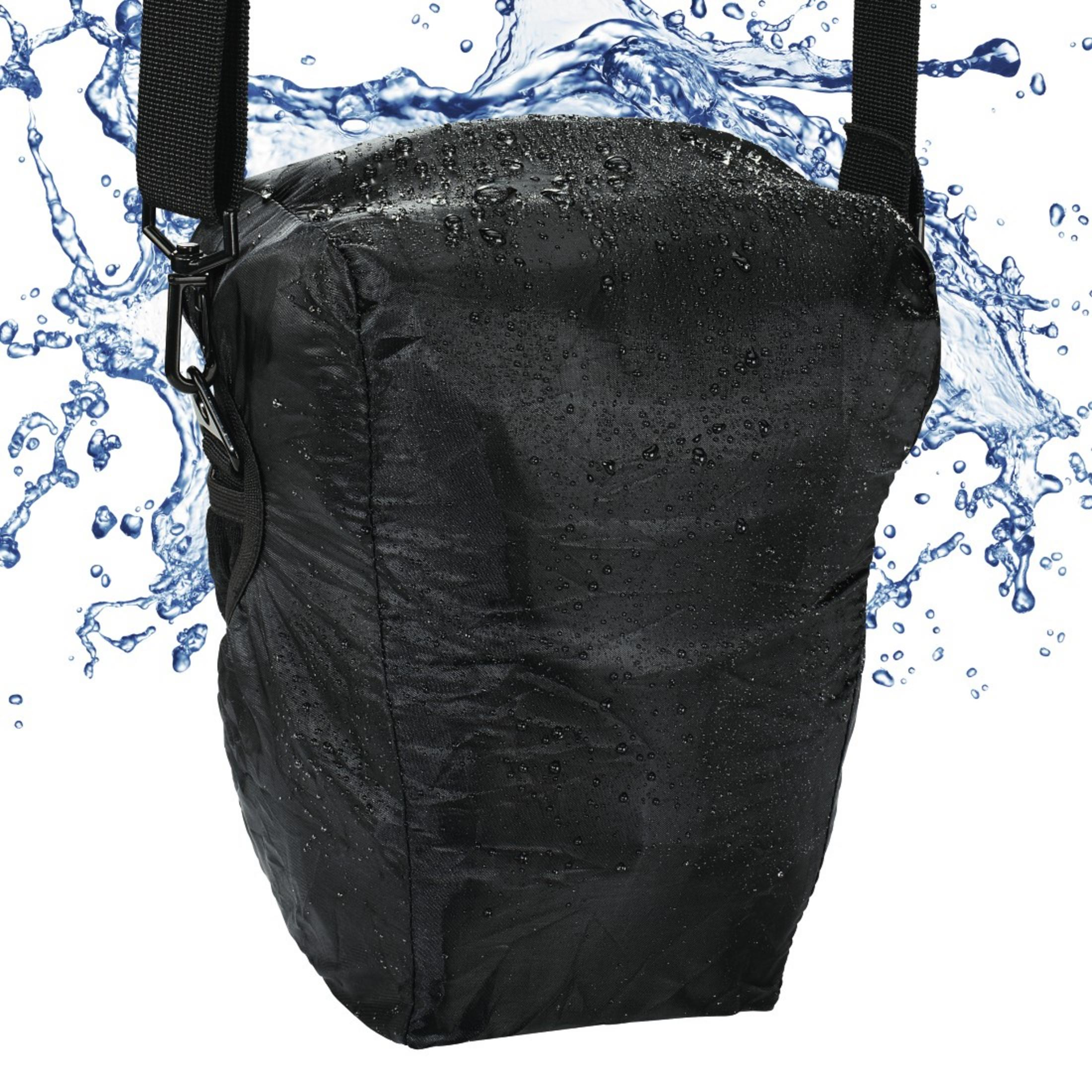 Schwarze Kameratasche mit Wassertropfen. Wasserspritzer-Effekt im Hintergrund.