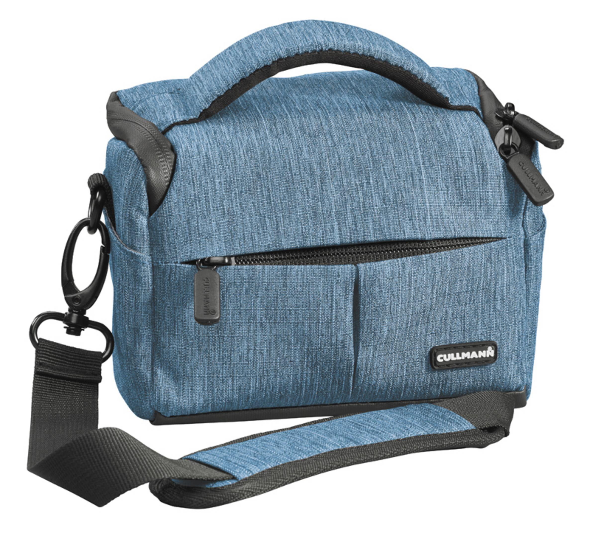 Blaue Kameratasche mit schwarzen Akzenten und Schulterriemen. Die Tasche hat einen Reißverschluss und CULLMANN-Logo.