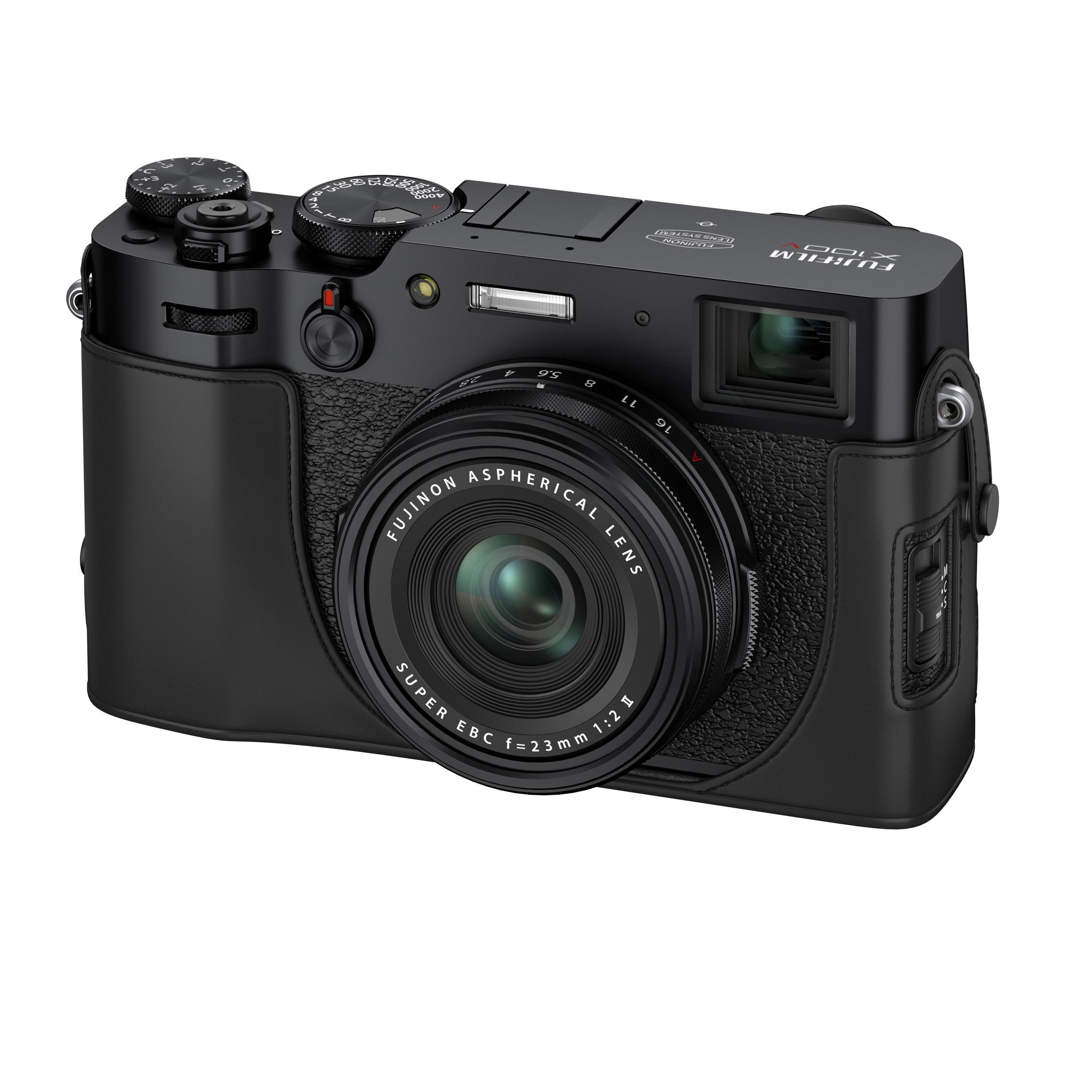 Una cámara negra en una funda negra, con lente y diales visibles. La cámara tiene Fujifilm.