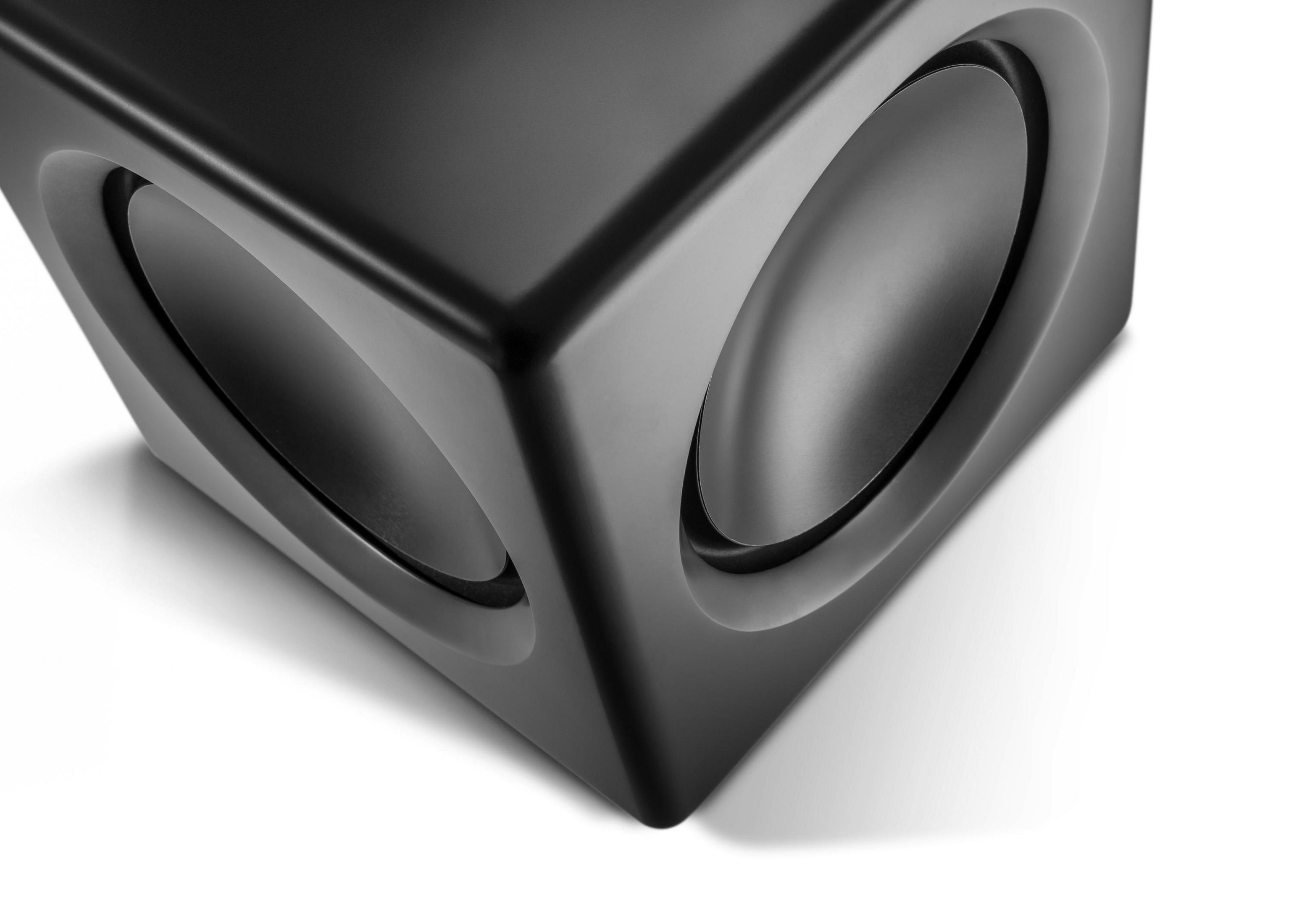 Un altoparlante nero a forma di cubo con ritagli ovali per altoparlanti su tre lati.