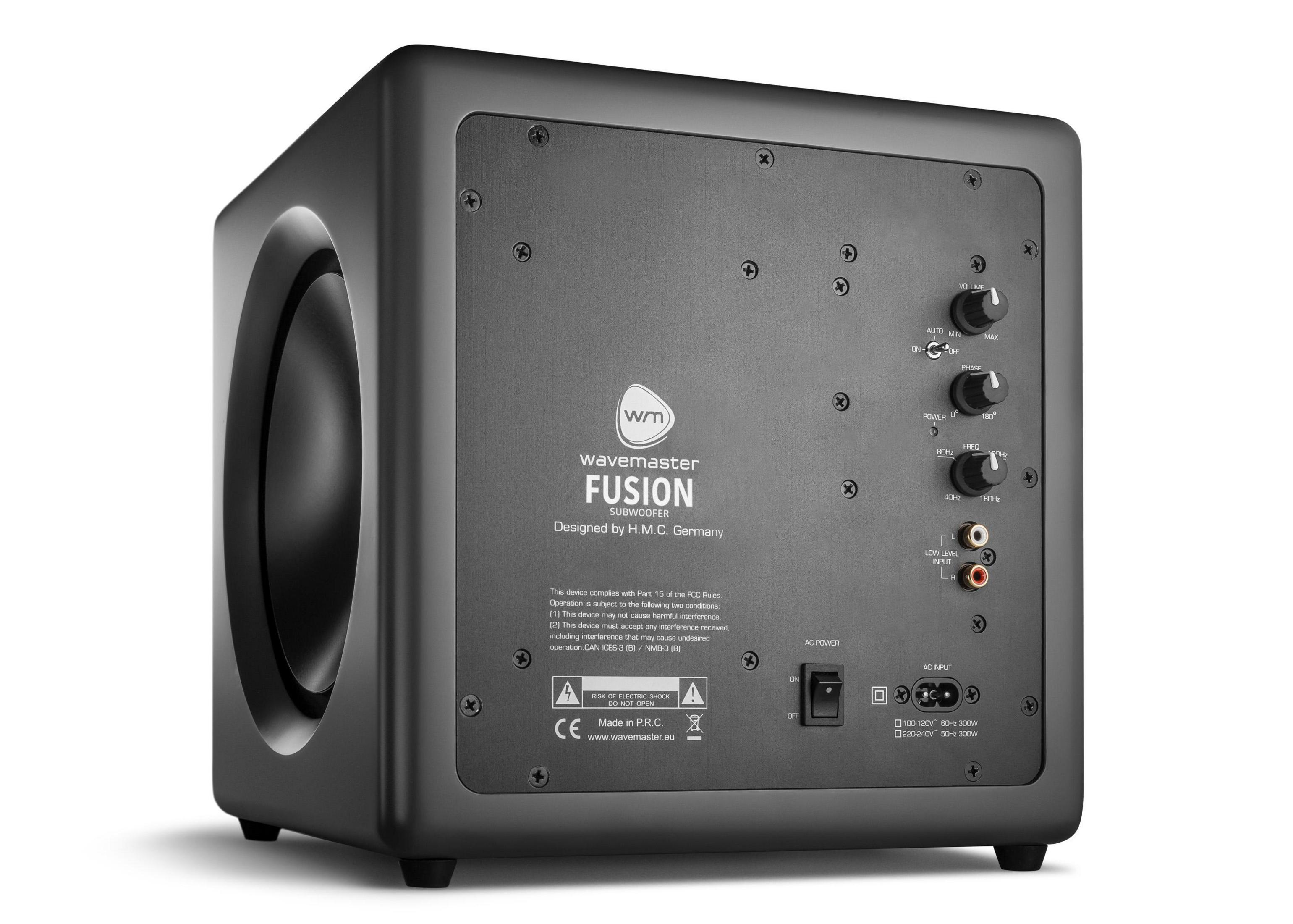Subwoofer nero con controlli ed etichette sul retro.