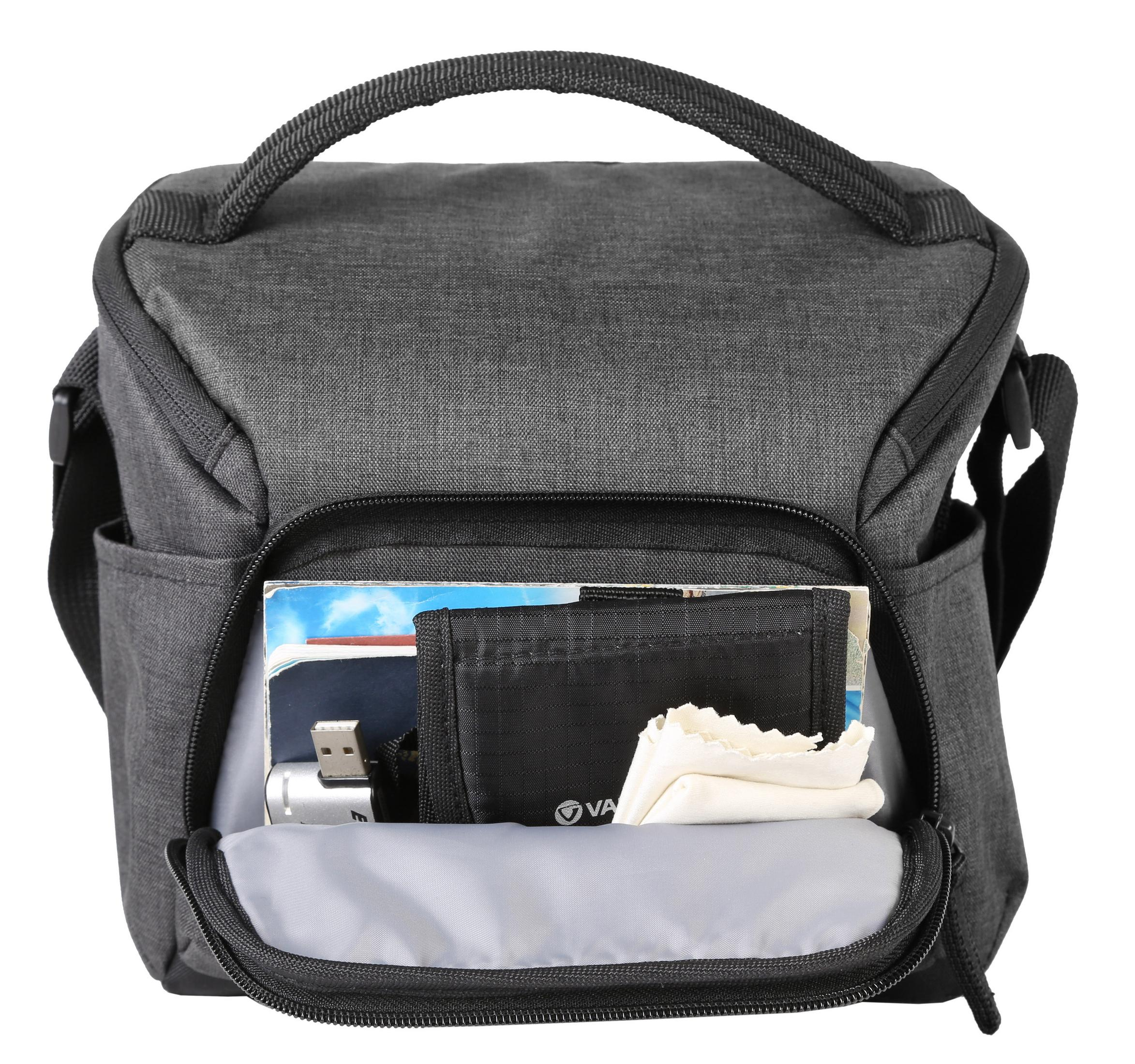 Bolsa de cámara abierta con accesorios. Contiene una cartera, paño de limpieza, USB y libro.