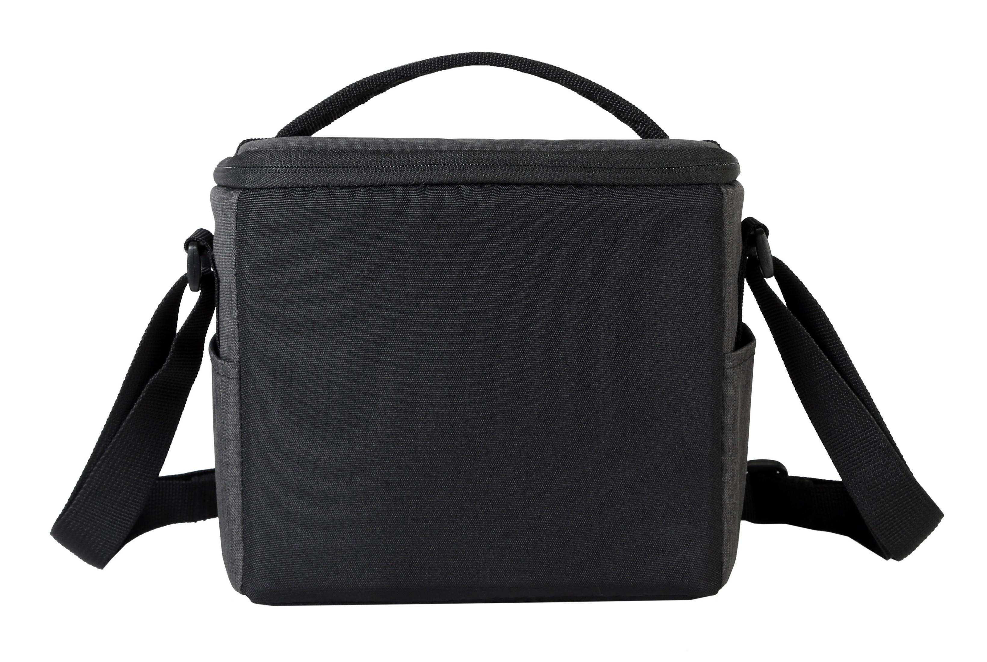 Una bolsa de cámara negra con dos bolsillos laterales y una correa para el hombro. Tiene un asa en la parte superior.
