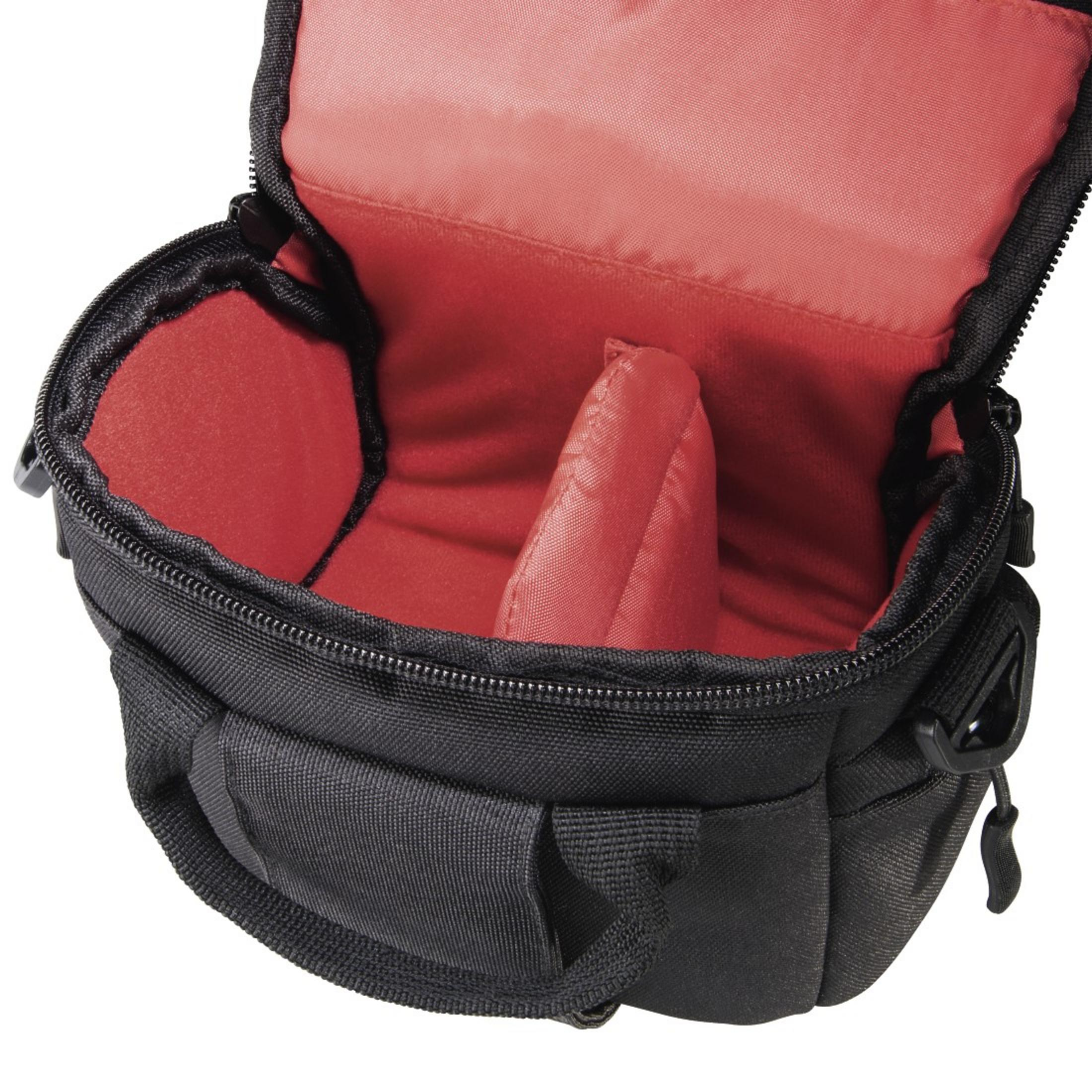 Geöffnete Lowepro Kameratasche mit rotem Innenraum, Polsterung und Reißverschlusstasche.
