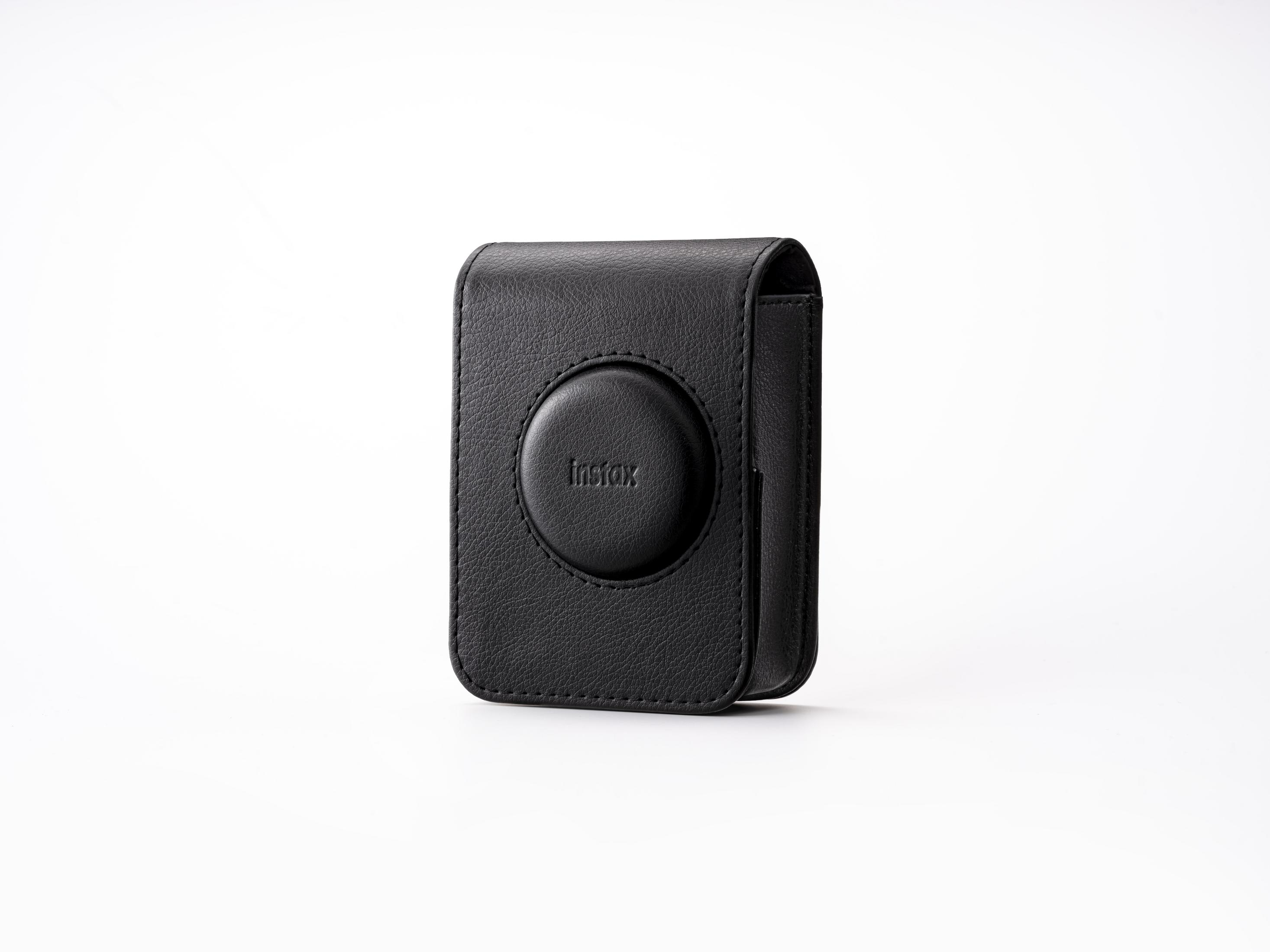 Una funda negra para cámara Instax. El fondo es blanco.