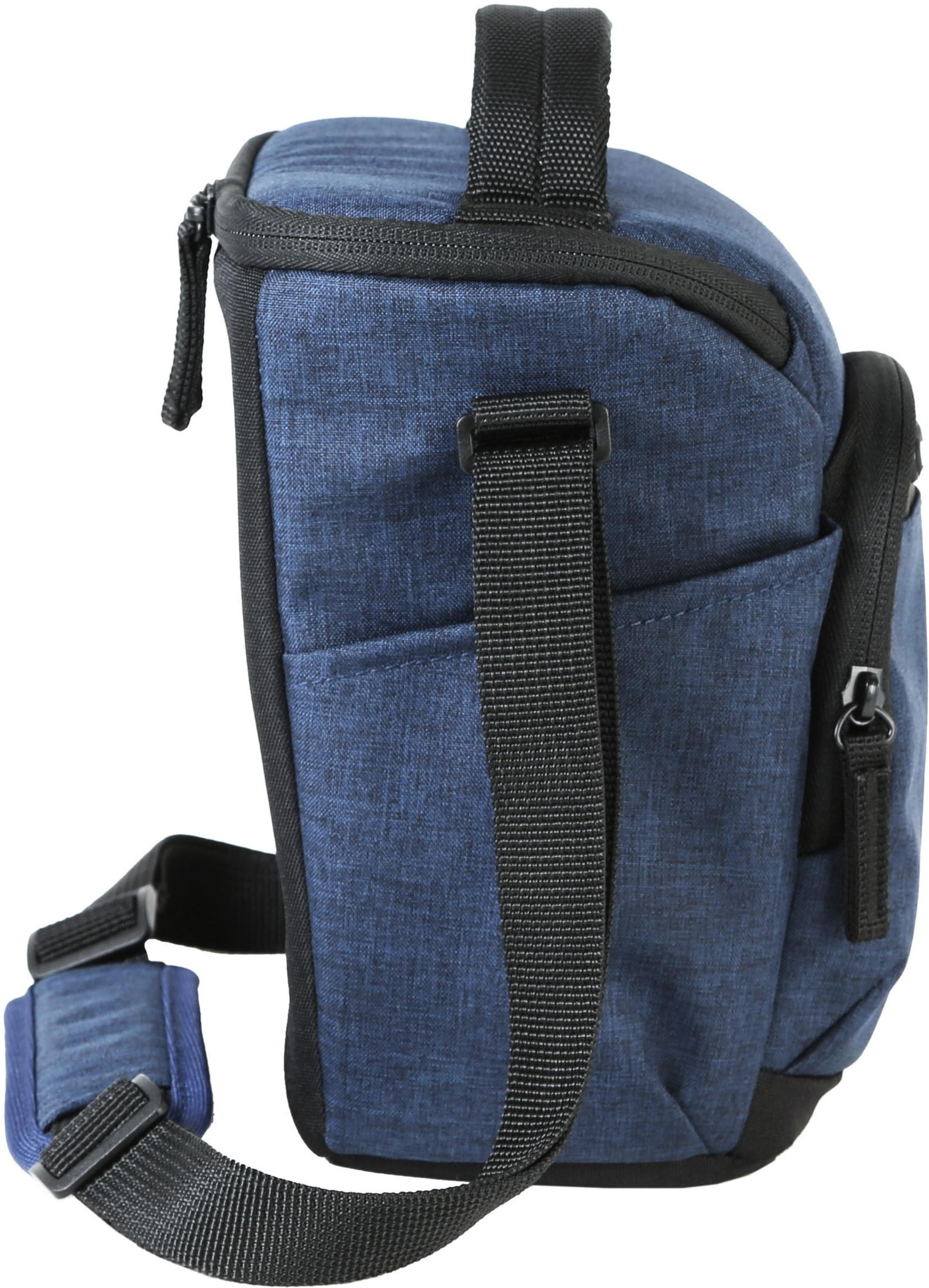 Blaue Kameratasche mit schwarzem Gurt. Weißer Hintergrund.