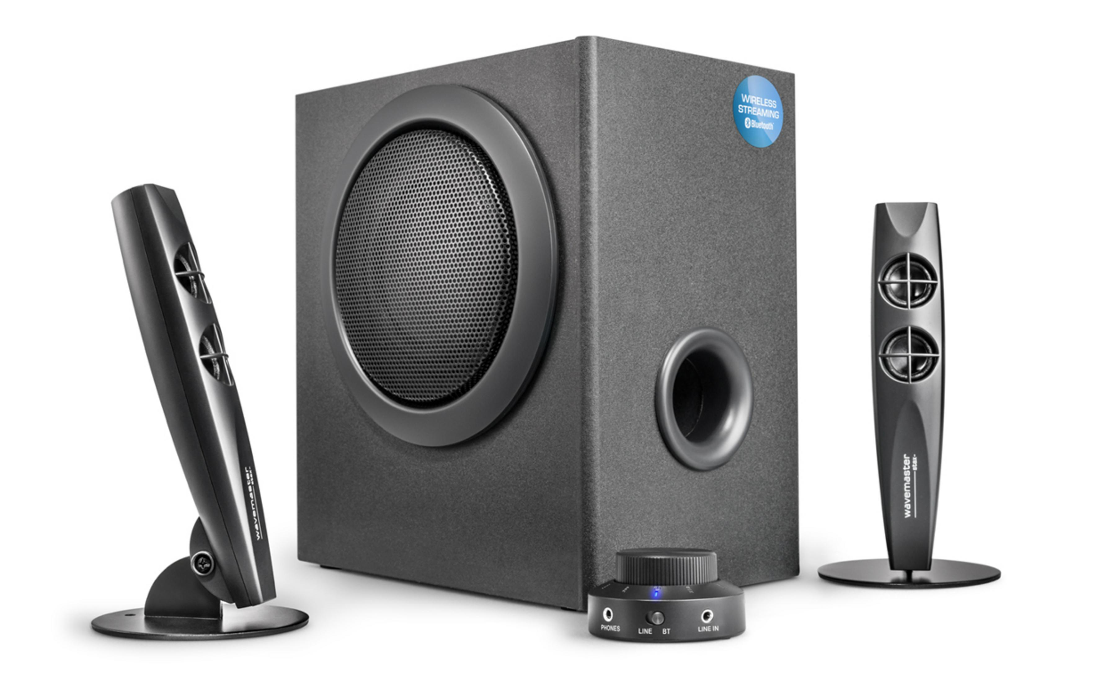 Un sistema di altoparlanti con un subwoofer e due altoparlanti satellitari. Il sistema è nero, su sfondo bianco.