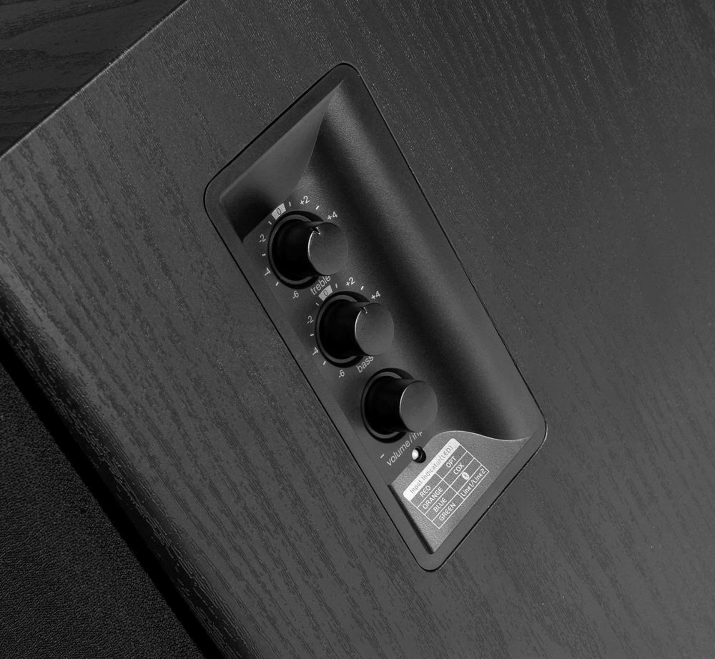 Czarna kontrola głośnika. Pokrętła głośności, tonów wysokich i niskich.