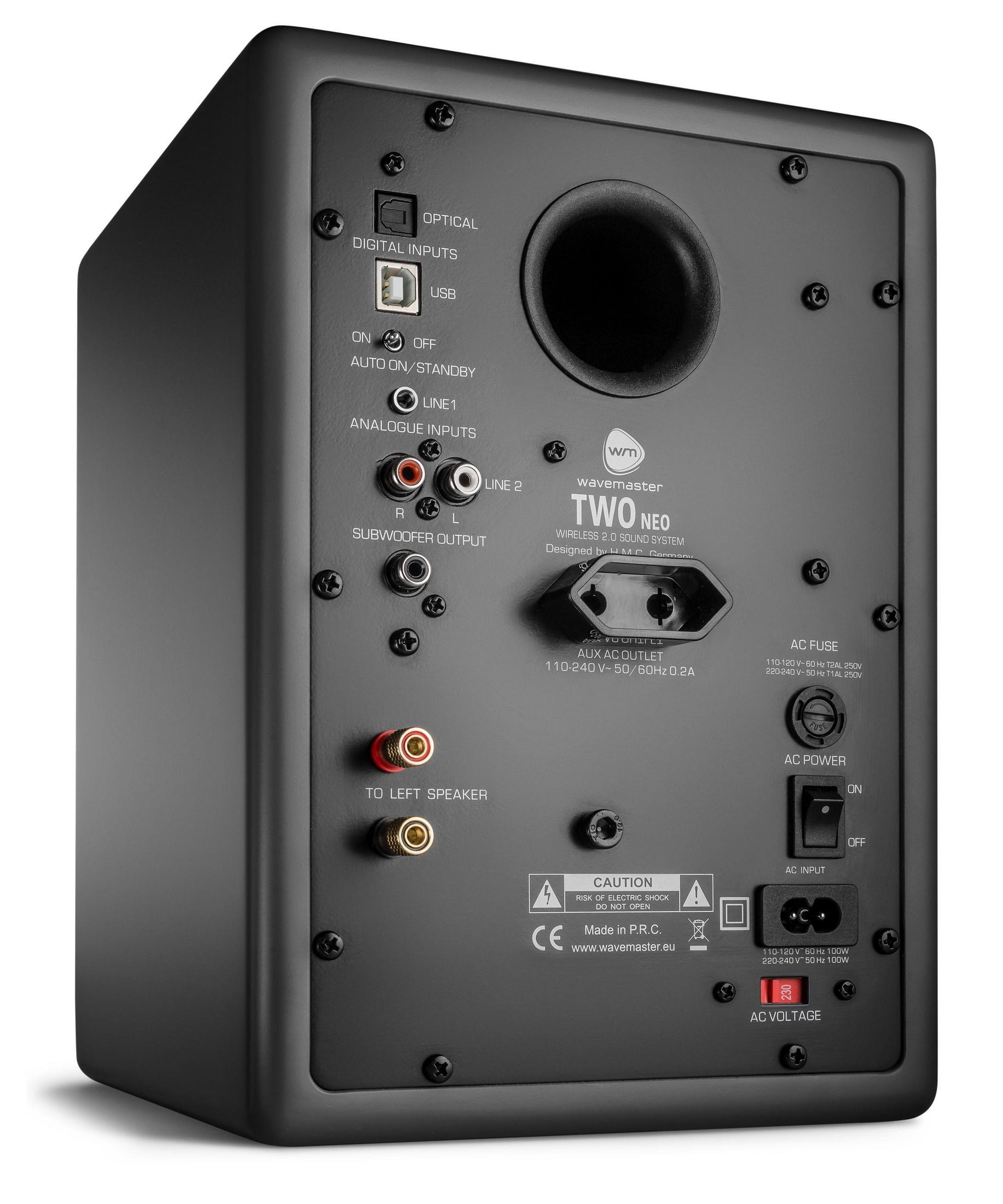 Rückseite eines schwarzen Wavemaster-Lautsprechers mit vielen Eingängen und Bedienelementen. Weißer Hintergrund.
