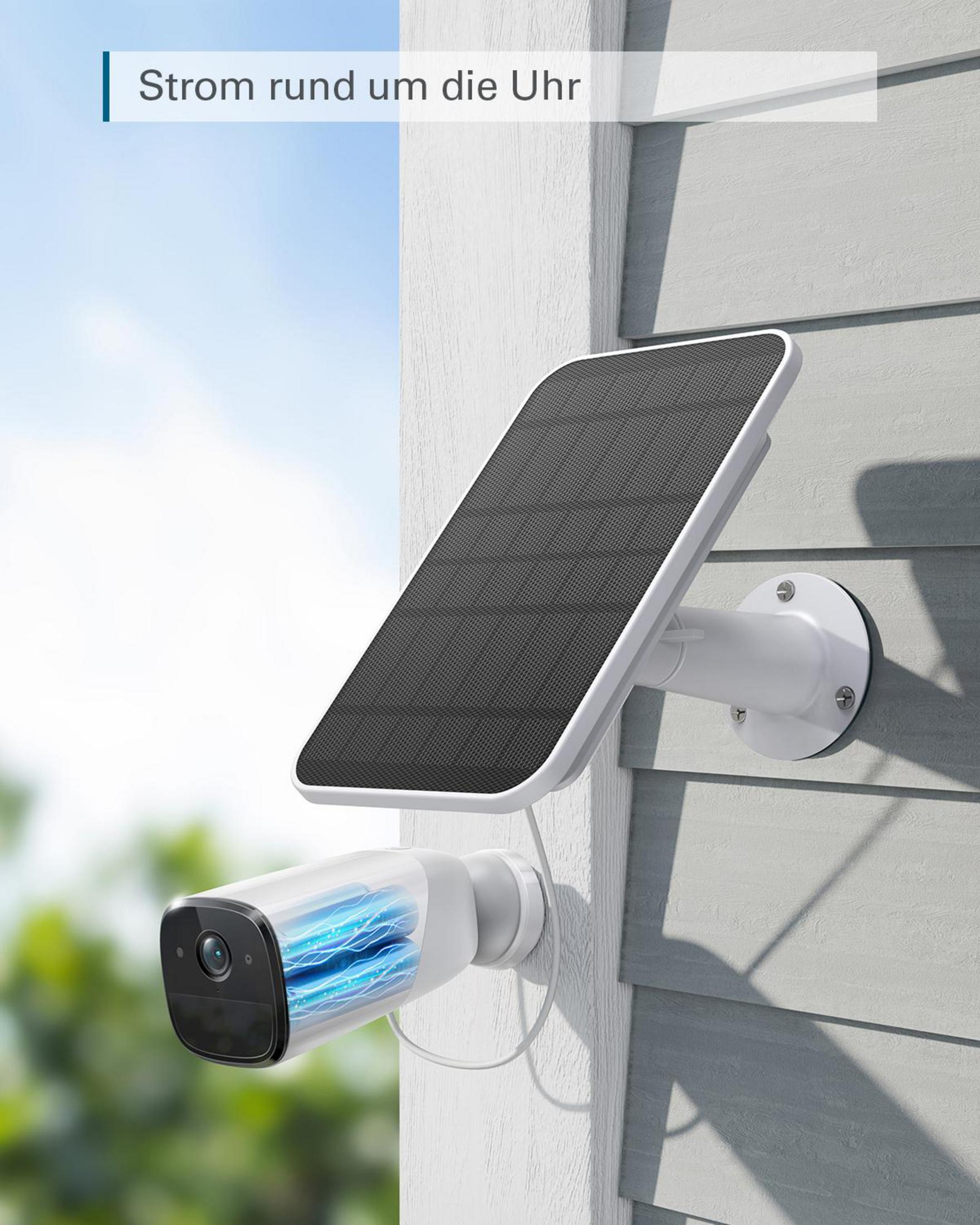 Pannello solare e telecamera di sicurezza montati su un muro. Testo: Strom rund um die Uhr. Cielo blu.