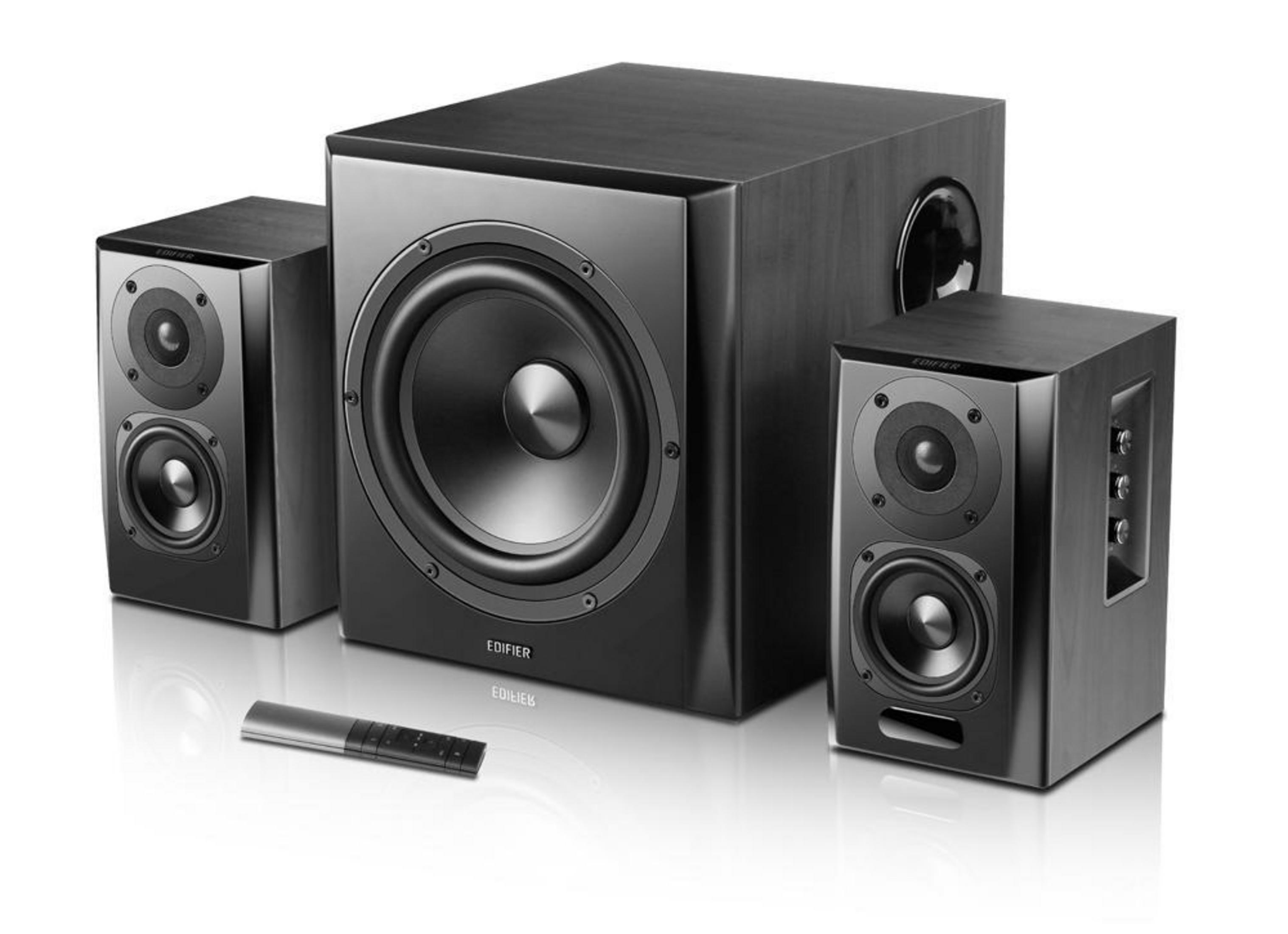 Czarny zestaw głośników Edifier: subwoofer, dwa głośniki satelitarne i pilot.
