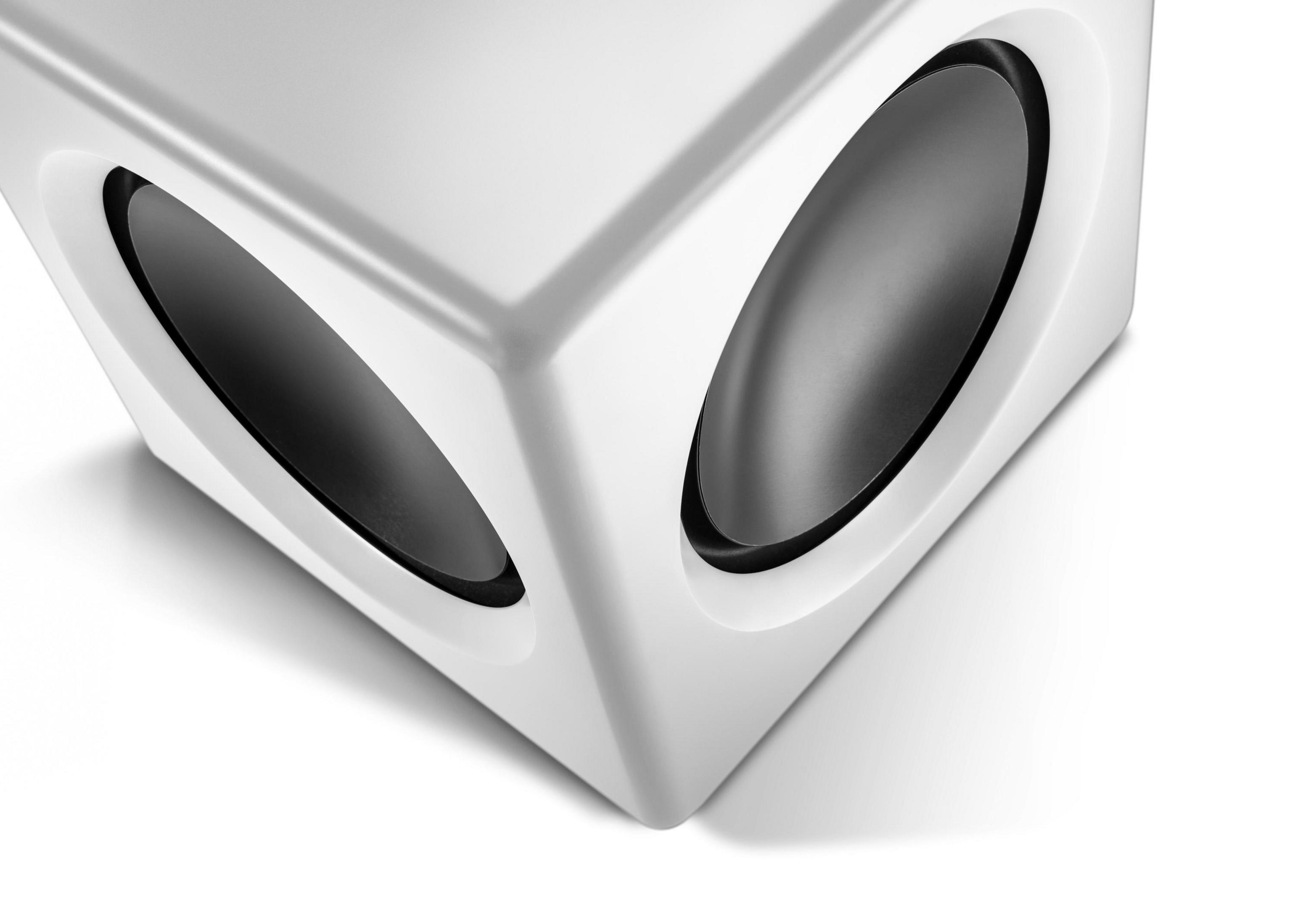 Un altoparlante bianco a forma di cubo con aperture nere arrotondate su tre lati, su sfondo bianco.