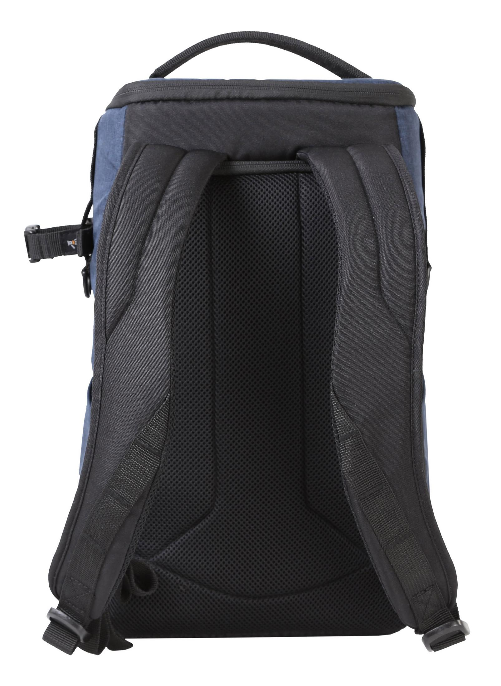 Blauer und schwarzer Rucksack, Rückansicht. Schwarze Träger und Netzrücken. Weißer Hintergrund.