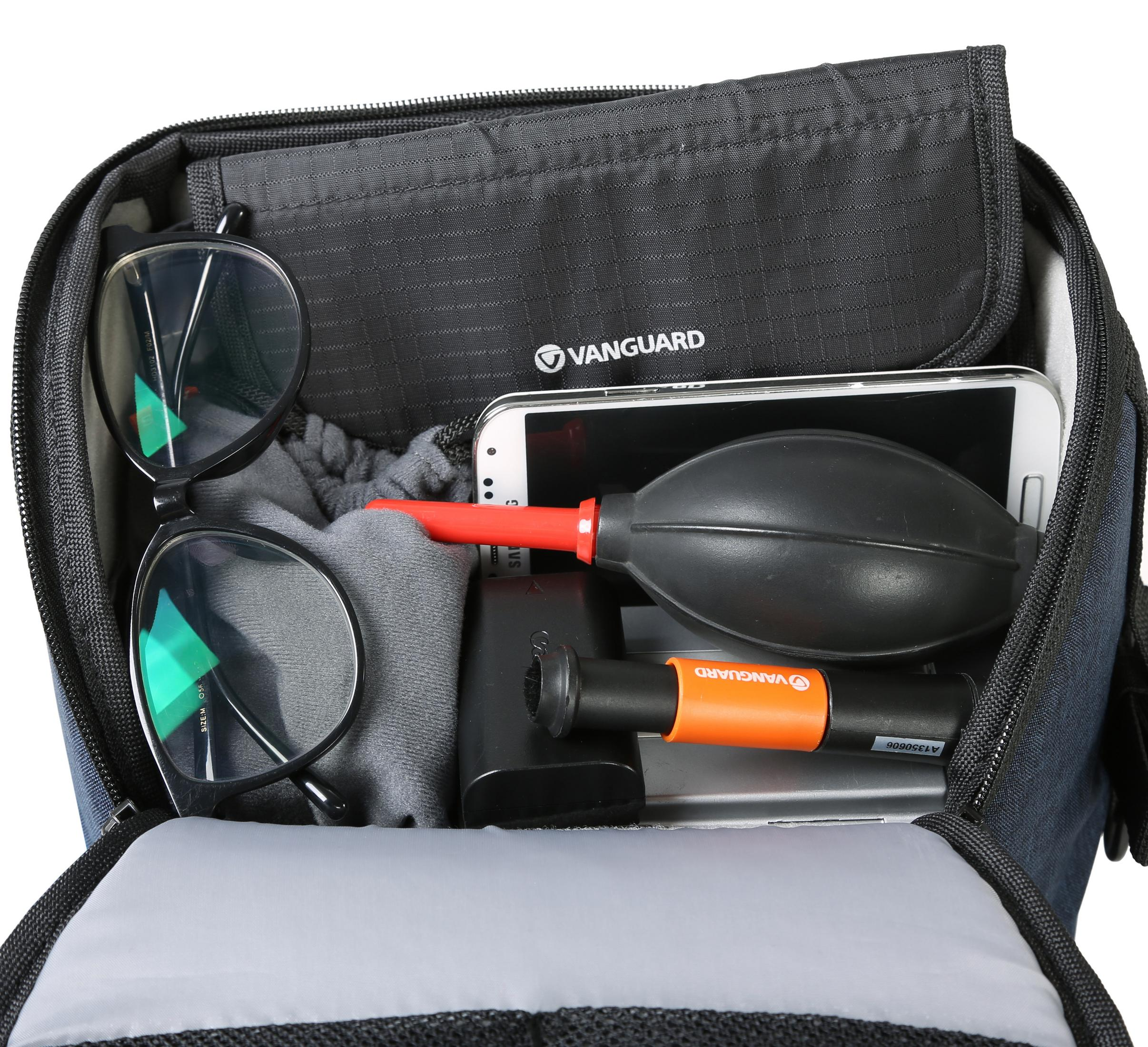 In einer Kamerarucksack mit Brille, Telefon und Reinigungsutensilien.