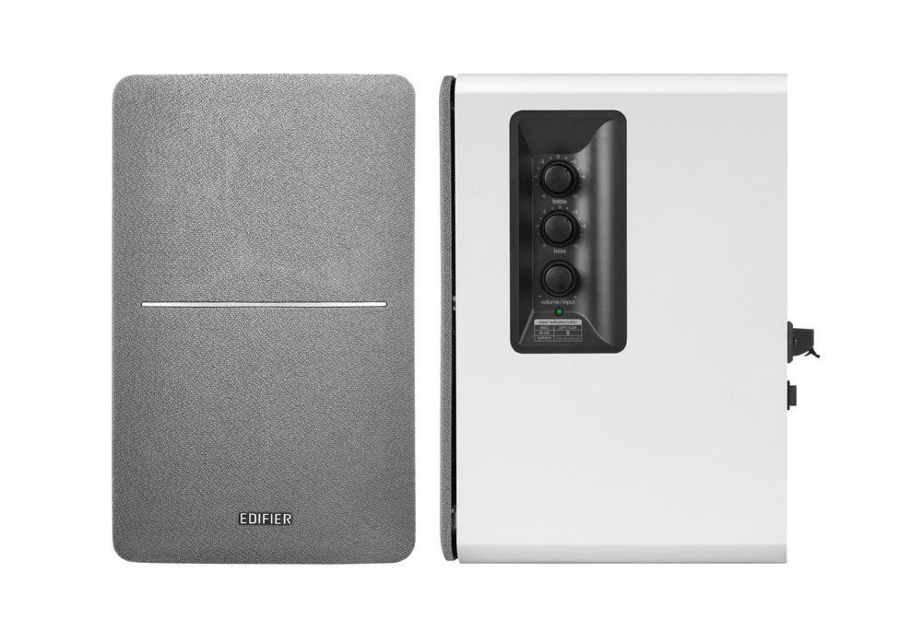 Twee speakers. Eén grijze stoffen voorkant en één witte met bediening. Witte achtergrond.