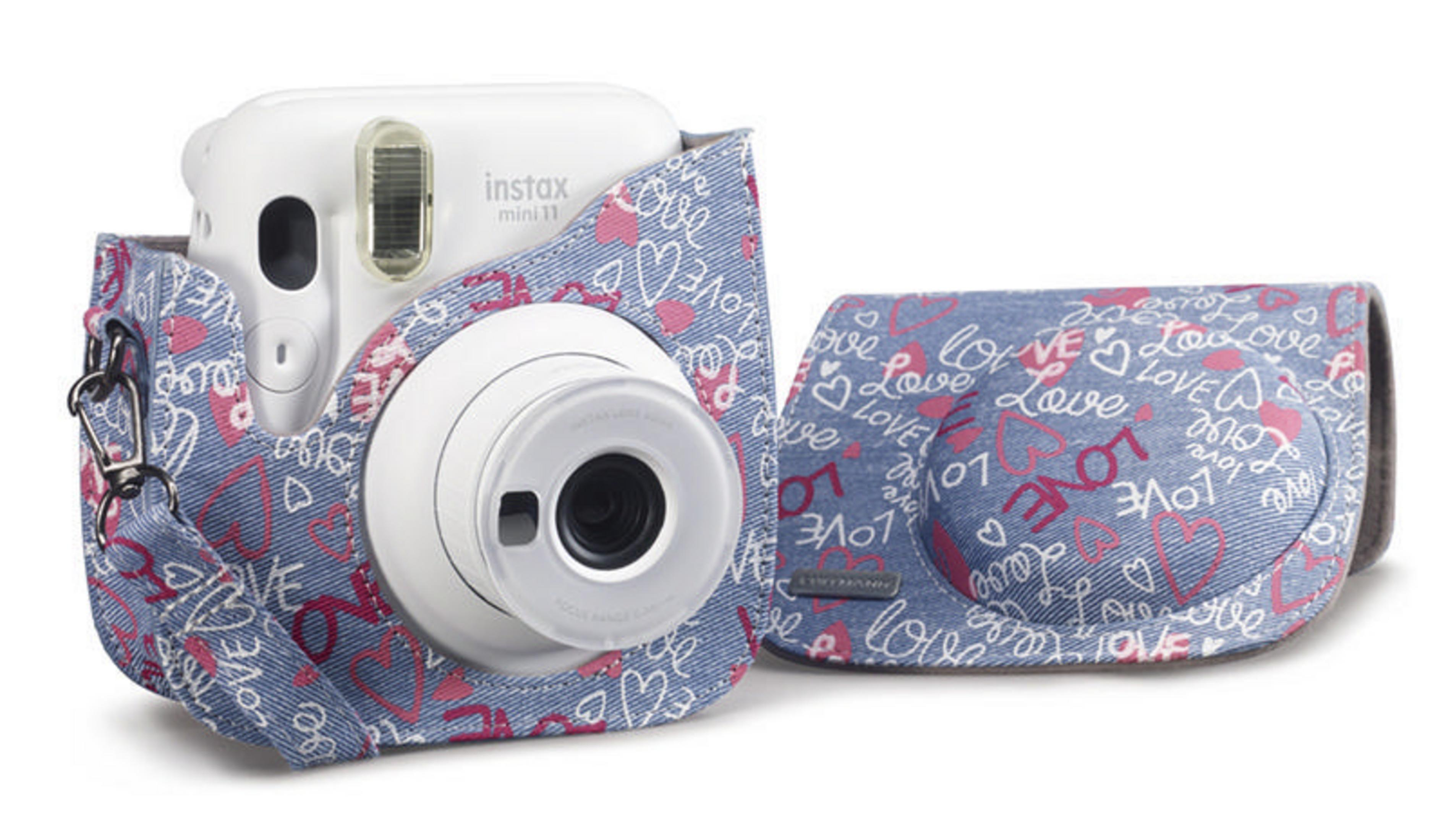 Weiße Instax Mini Kamera in einer Jeanshülle mit passender offener Hülle daneben.