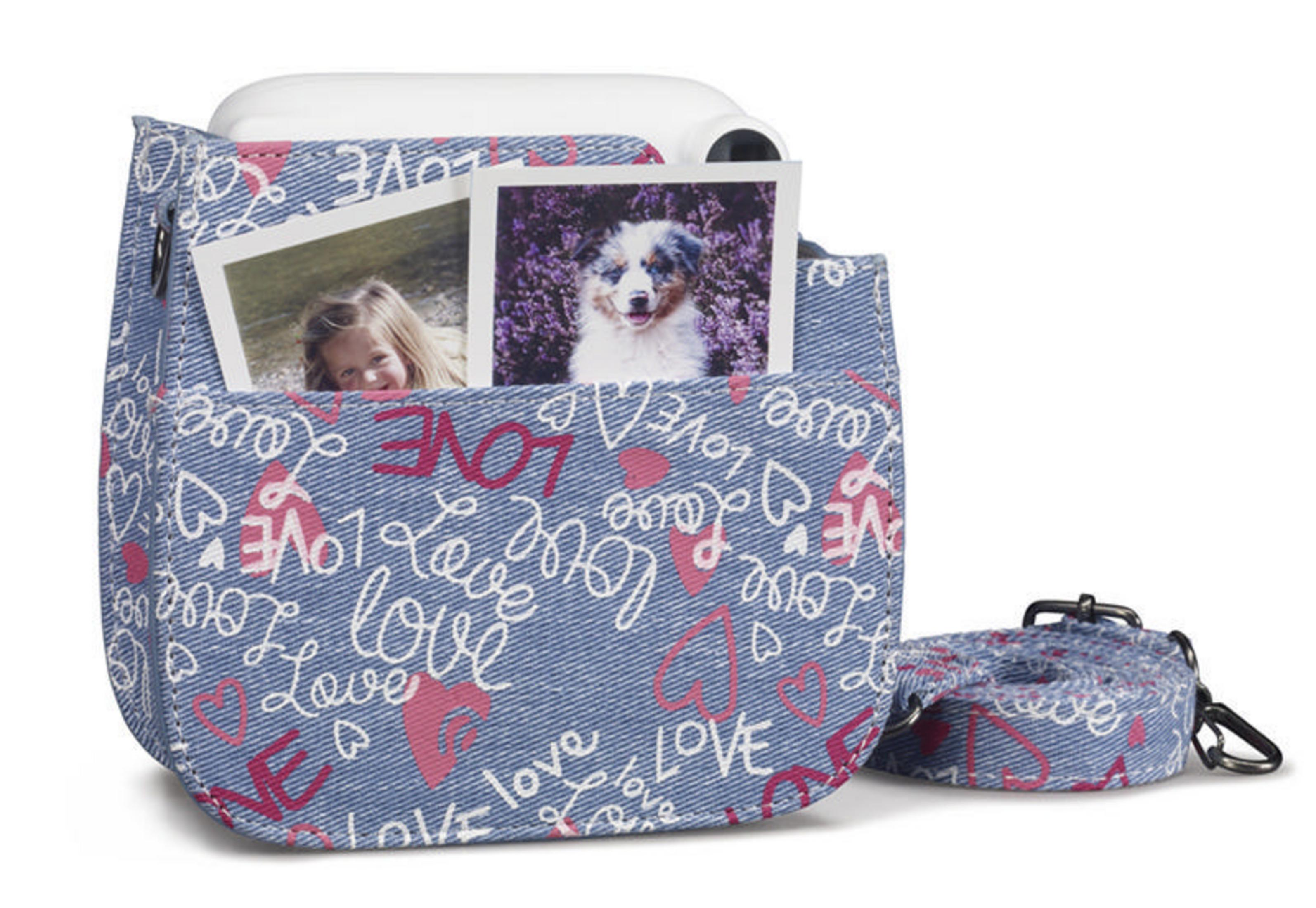 Jeans Instax Kameratasche mit Fotos von Mädchen und Hund, und Wort 'Liebe'.