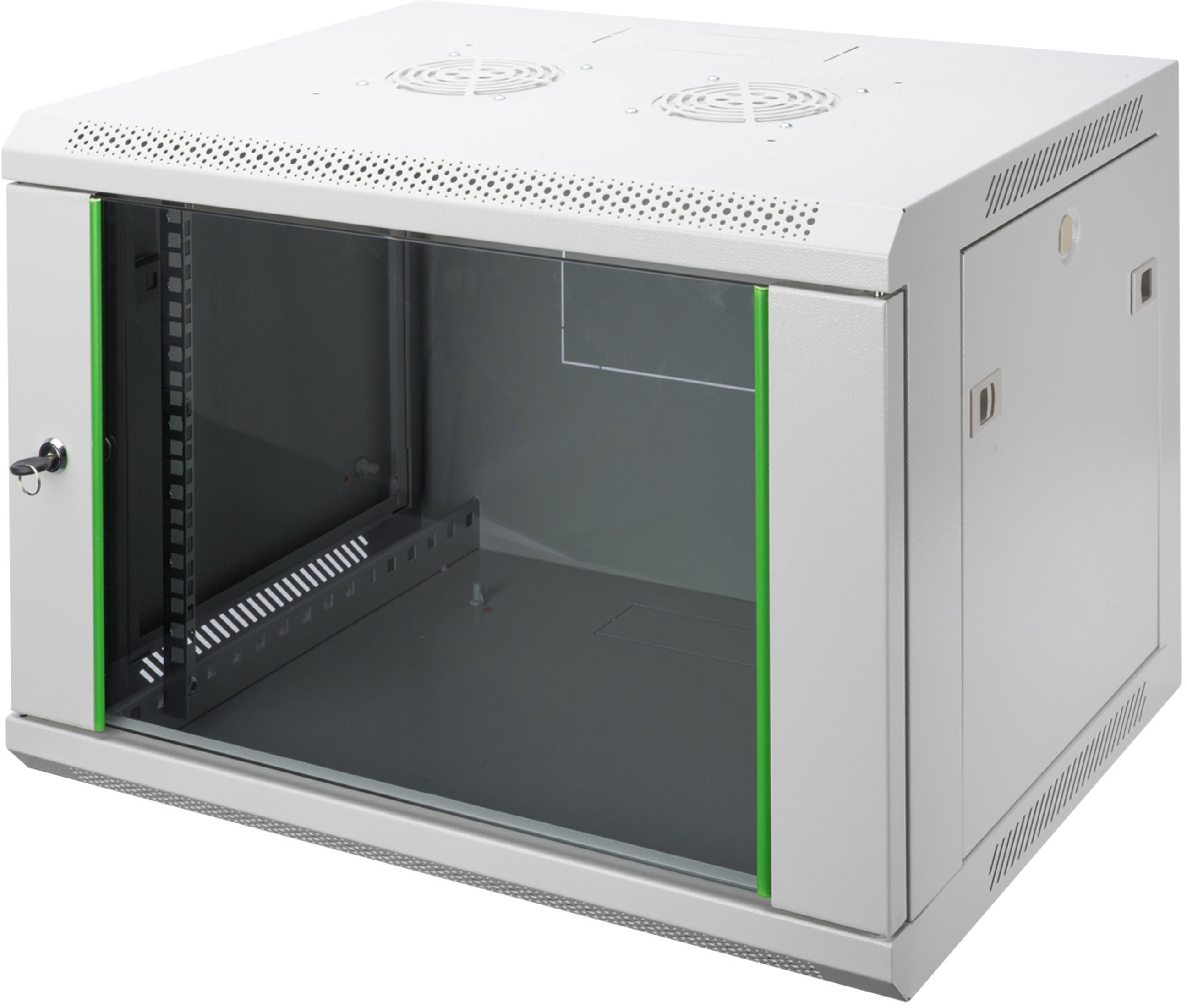 Ein weißes Server-Rack mit grünen Akzenten und Glastür, innen leer, auf weißem Hintergrund.