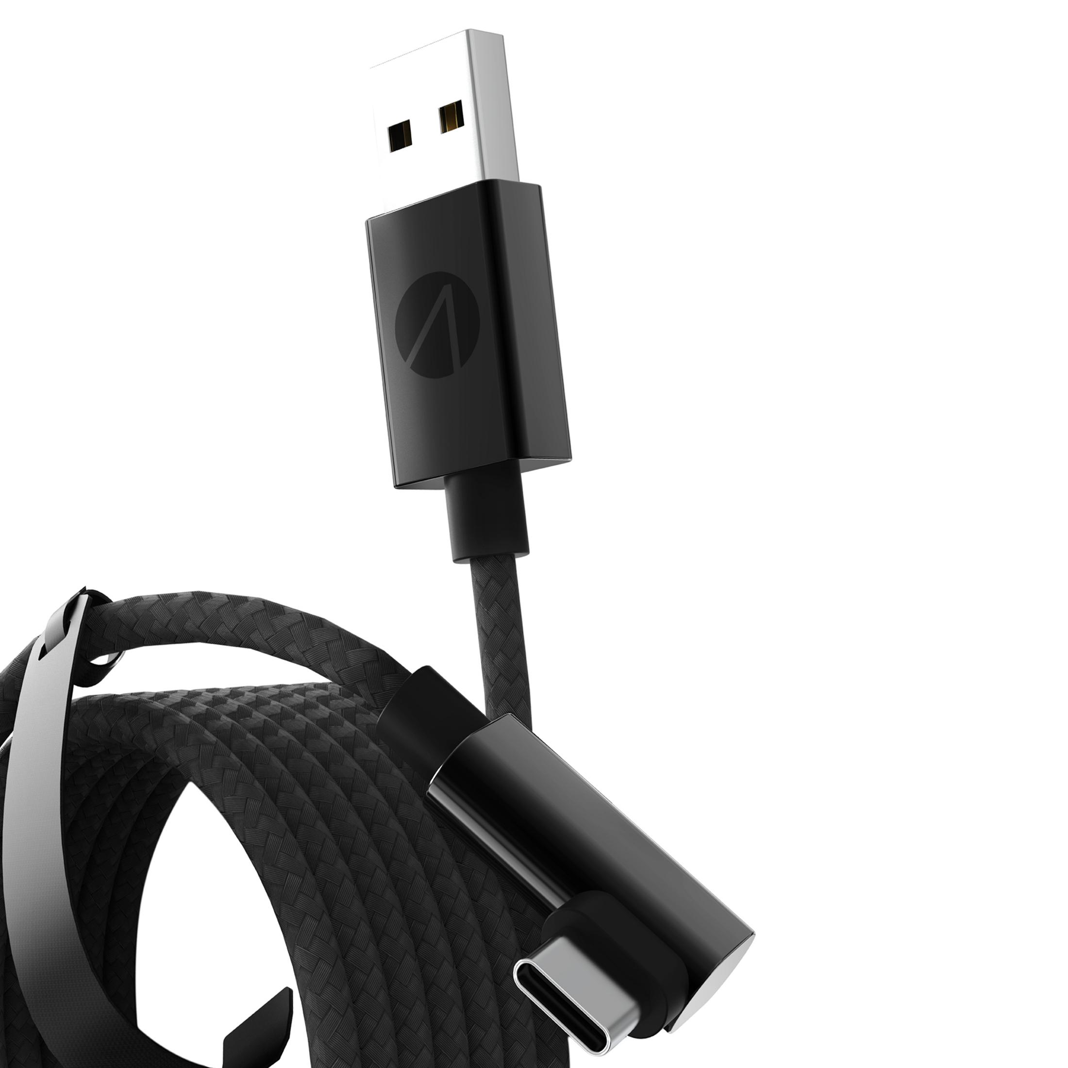 Schwarzes USB-A-zu-USB-C-Kabel mit schwarzem Stecker und abgewinkeltem USB-C-Ende, weißer Hintergrund.
