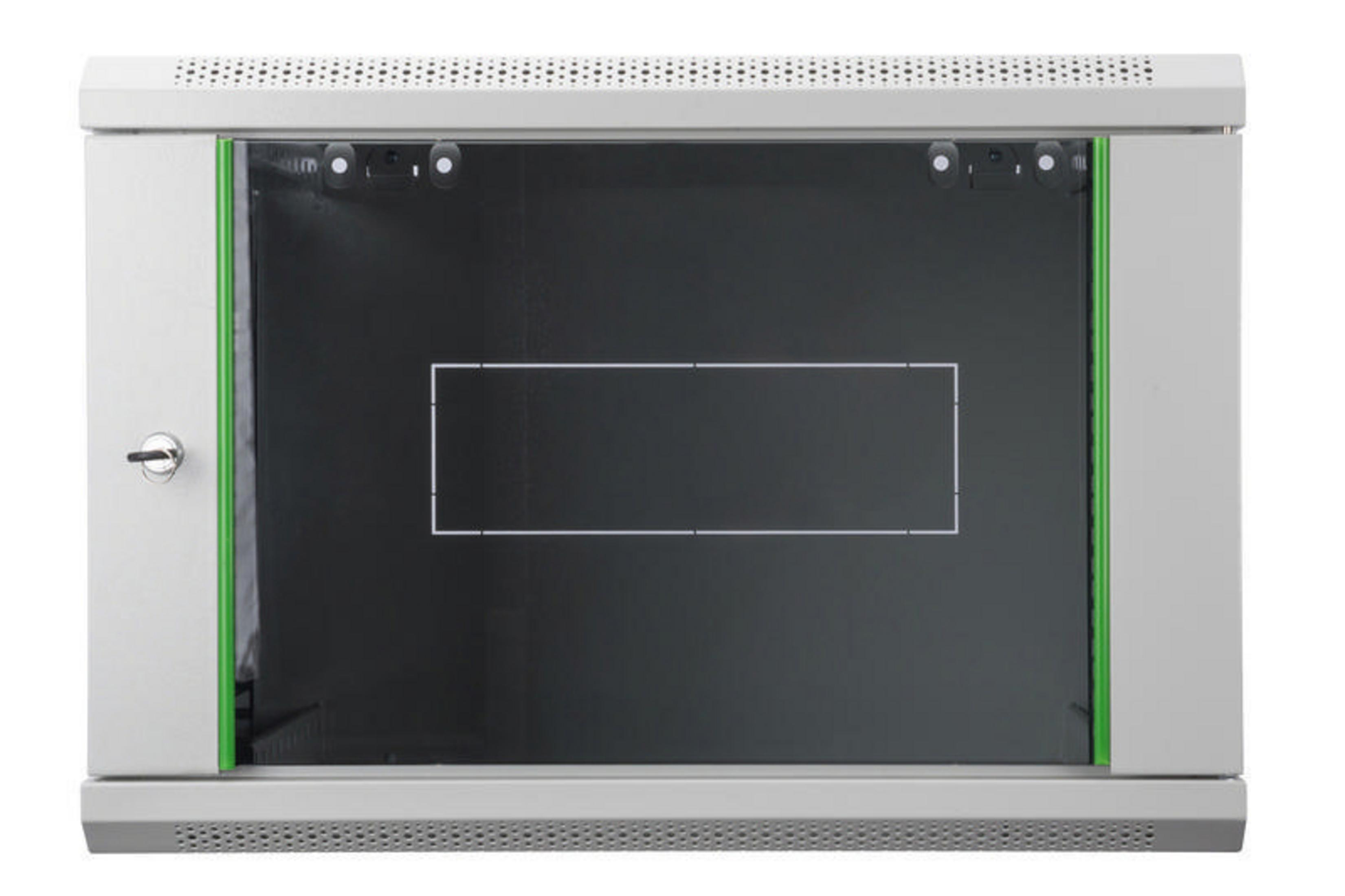 Ein Serverschrank mit Glastür und grünen Akzenten.