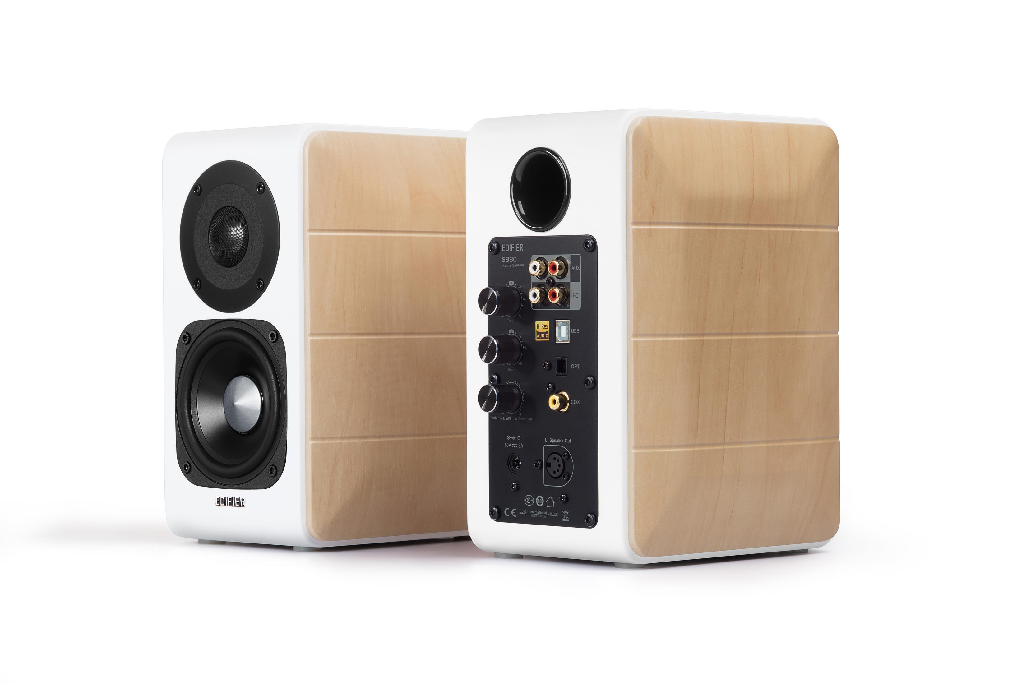 Dwa białe głośniki. Jeden pokazuje elementy głośnika, drugi kontrolki i porty.