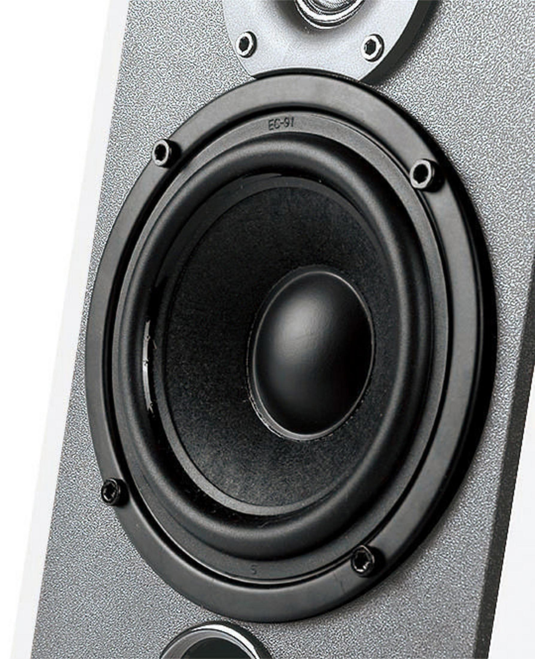 Nahaufnahme des Lautsprechers. Schwarzer Lautsprecherkonus in einem schwarzen Ring, graue Oberfläche.