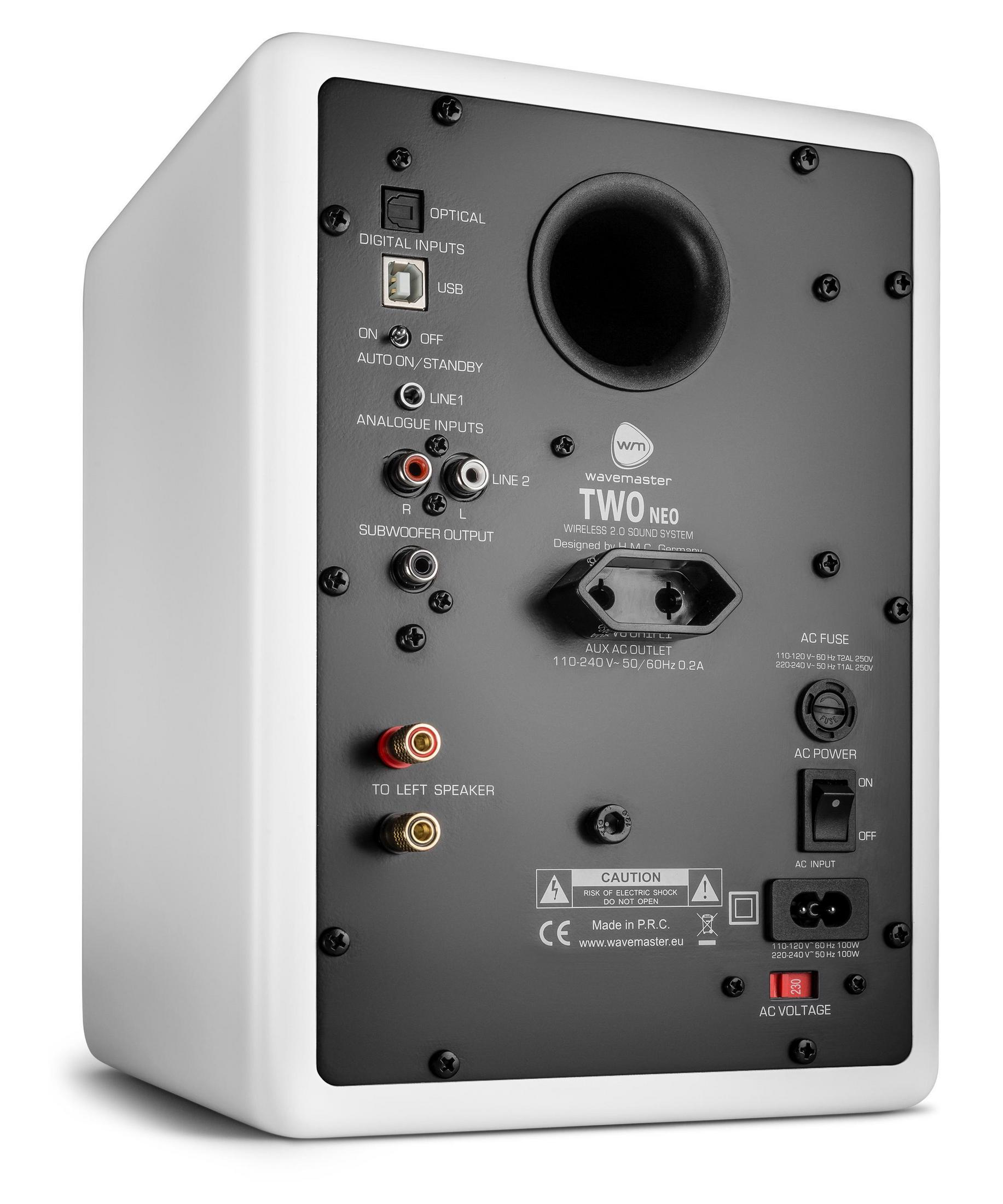 Rückseite eines weißen Lautsprechers mit Eingängen/Ausgängen, einschließlich optisch, USB und Netzteil.