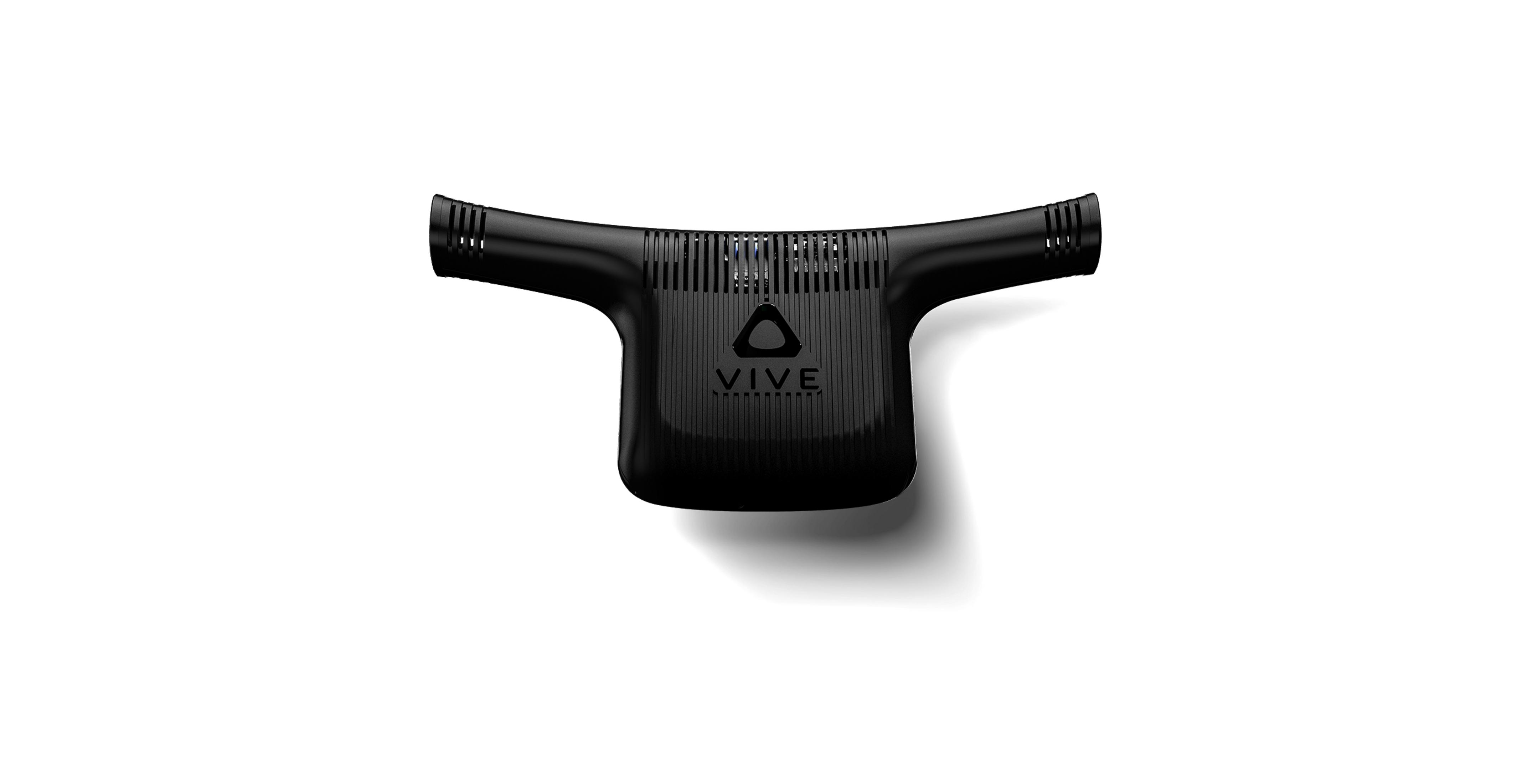Accesorio VIVE VR negro. Tiene un diseño curvo con el logotipo de VIVE y varios puertos de conexión.