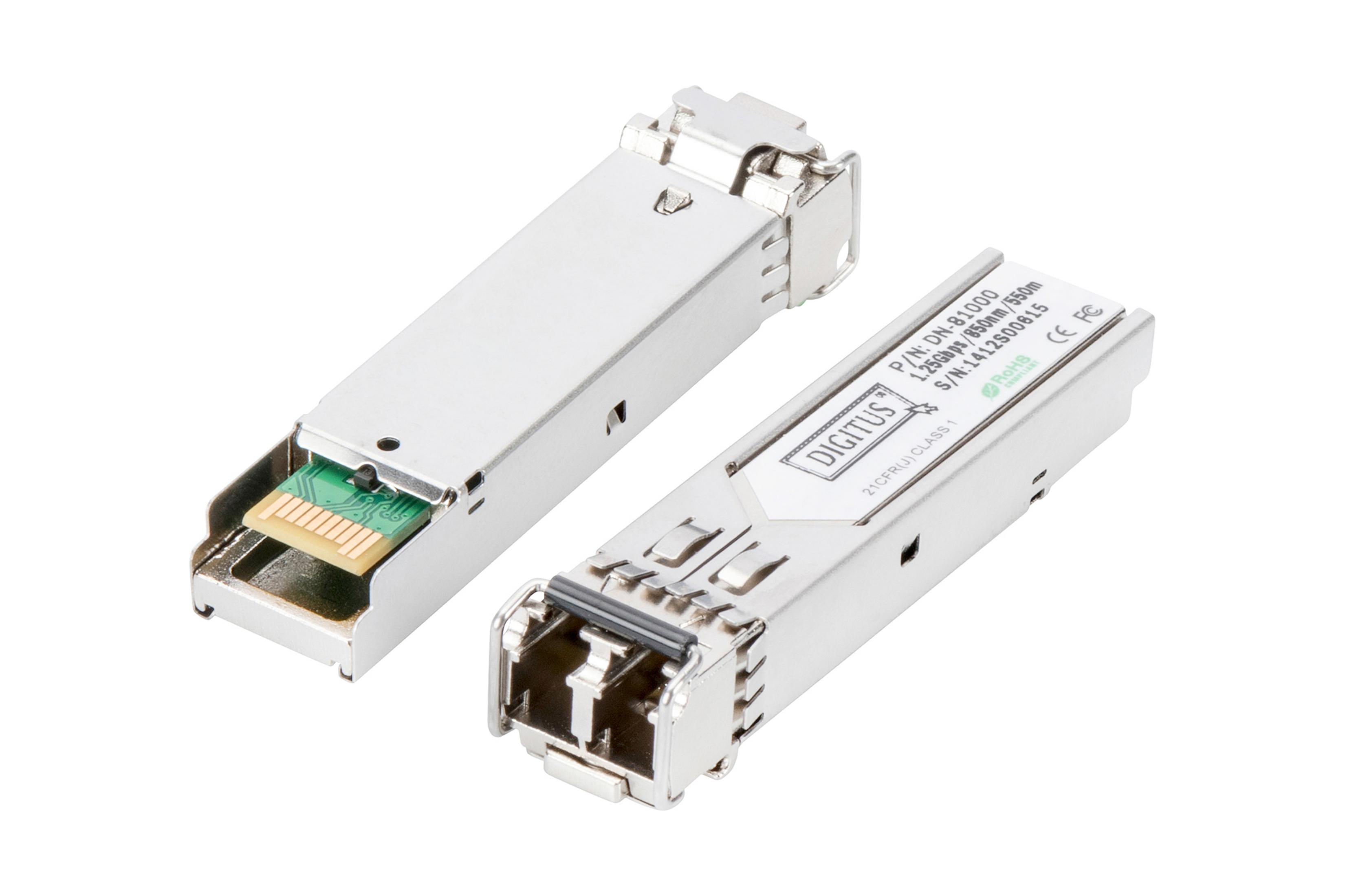 Zwei silberfarbene SFP-Transceiver. Weißer Hintergrund.